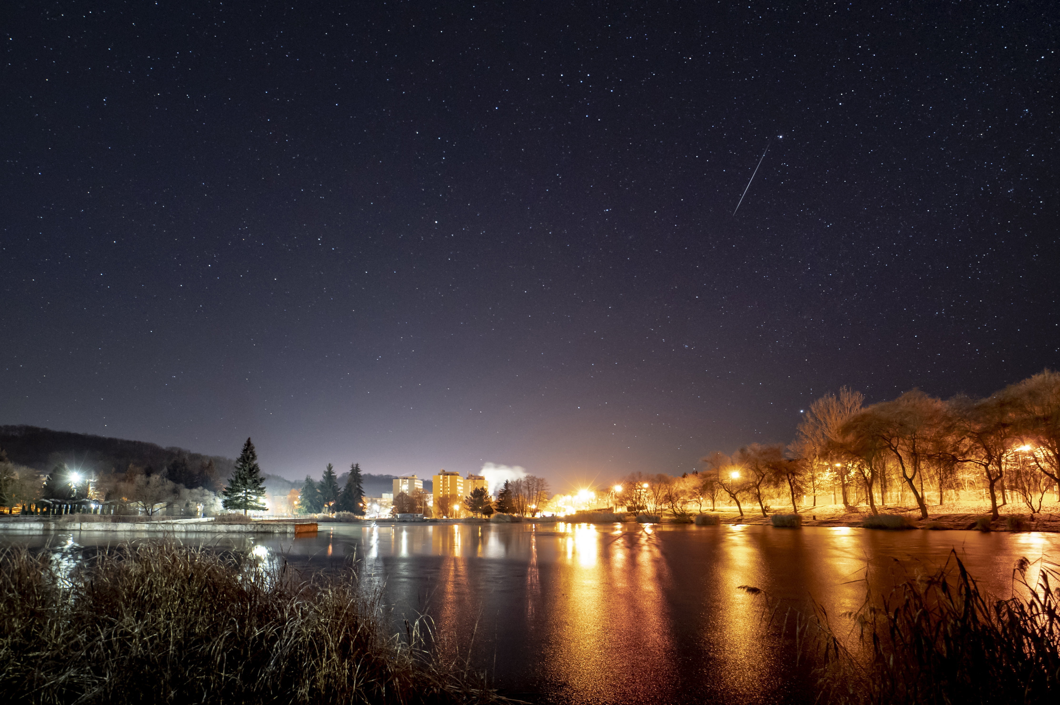 Meteor látszik az égbolton a salgótarjáni Beszterce-lakótelep felett 2021. december 14-én hajnalban, a Geminidák meteorraj maximumának közelében.