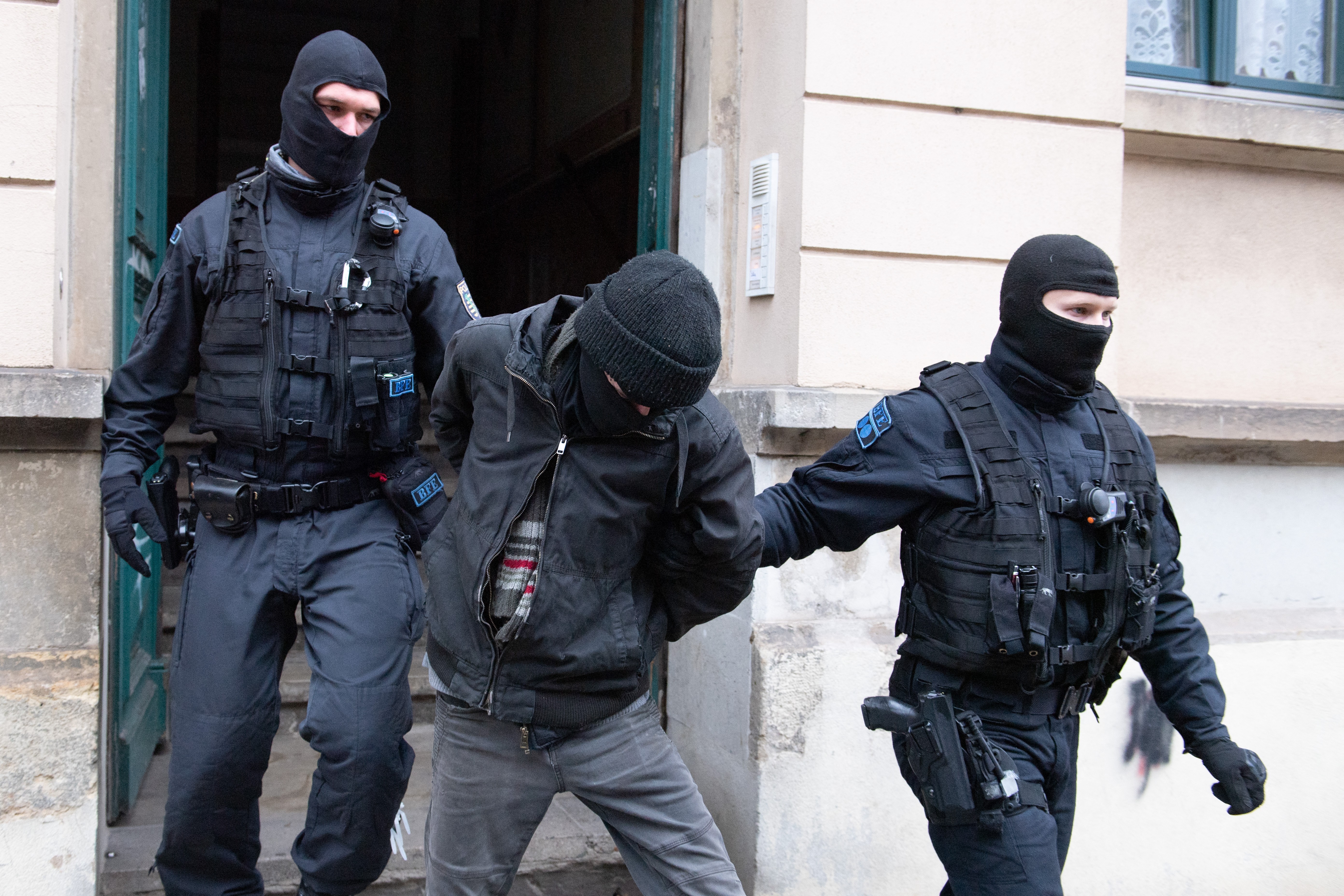 Jobboldali oltásellenesek miatt tartott razziát a német rendőrség