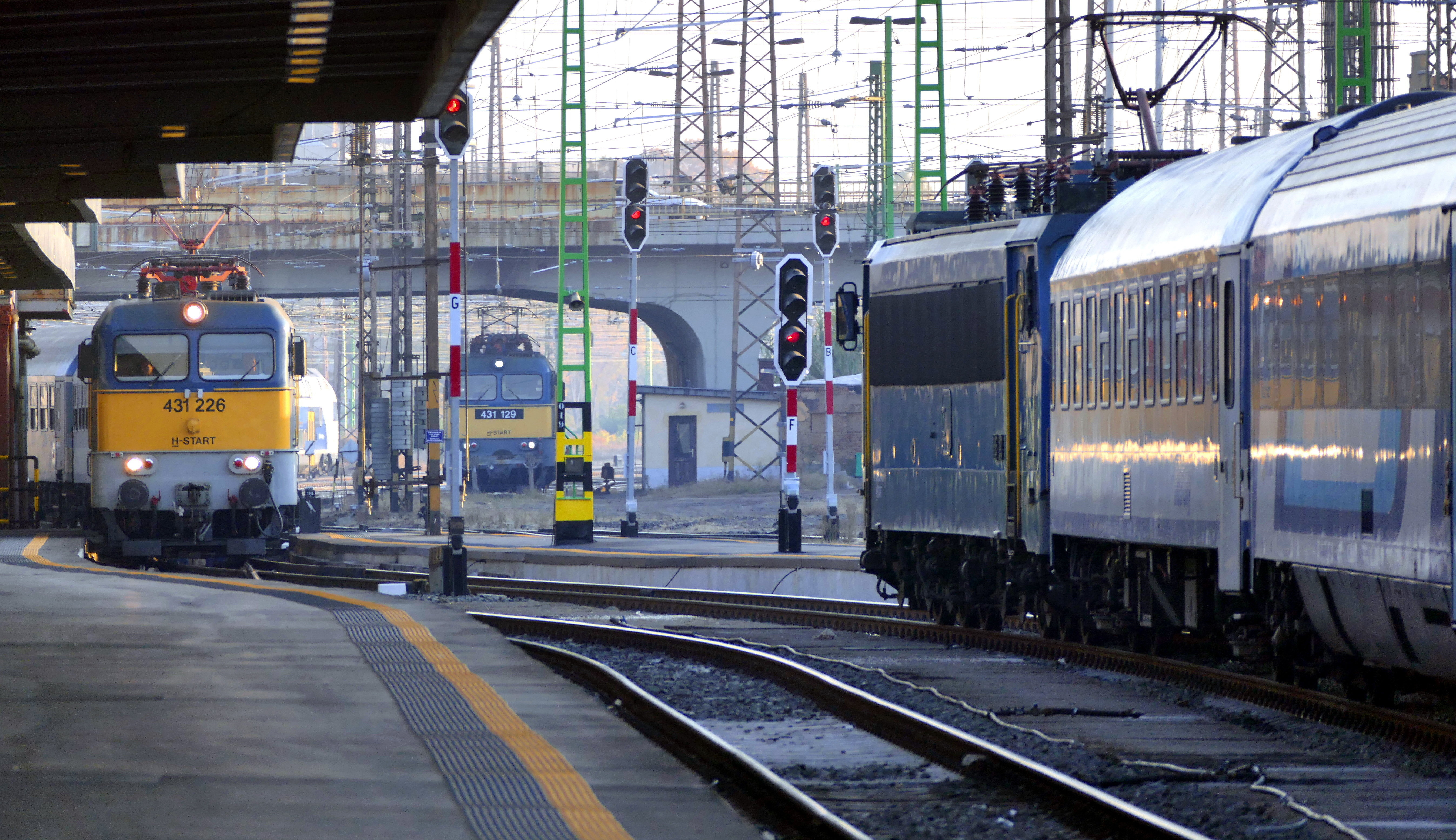 Spanyol fiatalok okoztak káoszt Kelenföldön, 3 óra késéssel indult el a Ljubljanába tartó vonat