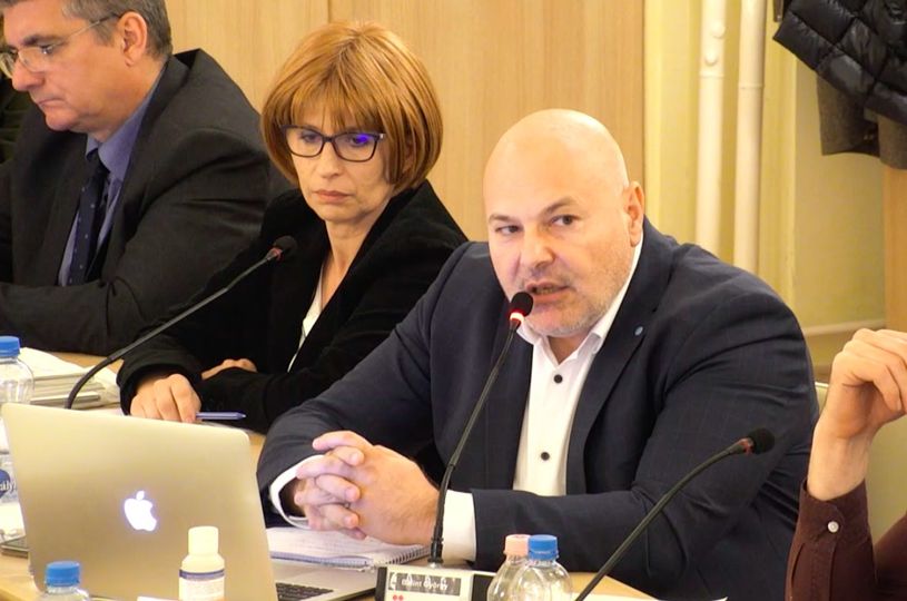 Öt ellenzéki párt lemondásra szólított fel egy MSZP-s önkormányzati képviselőt Terézvárosban