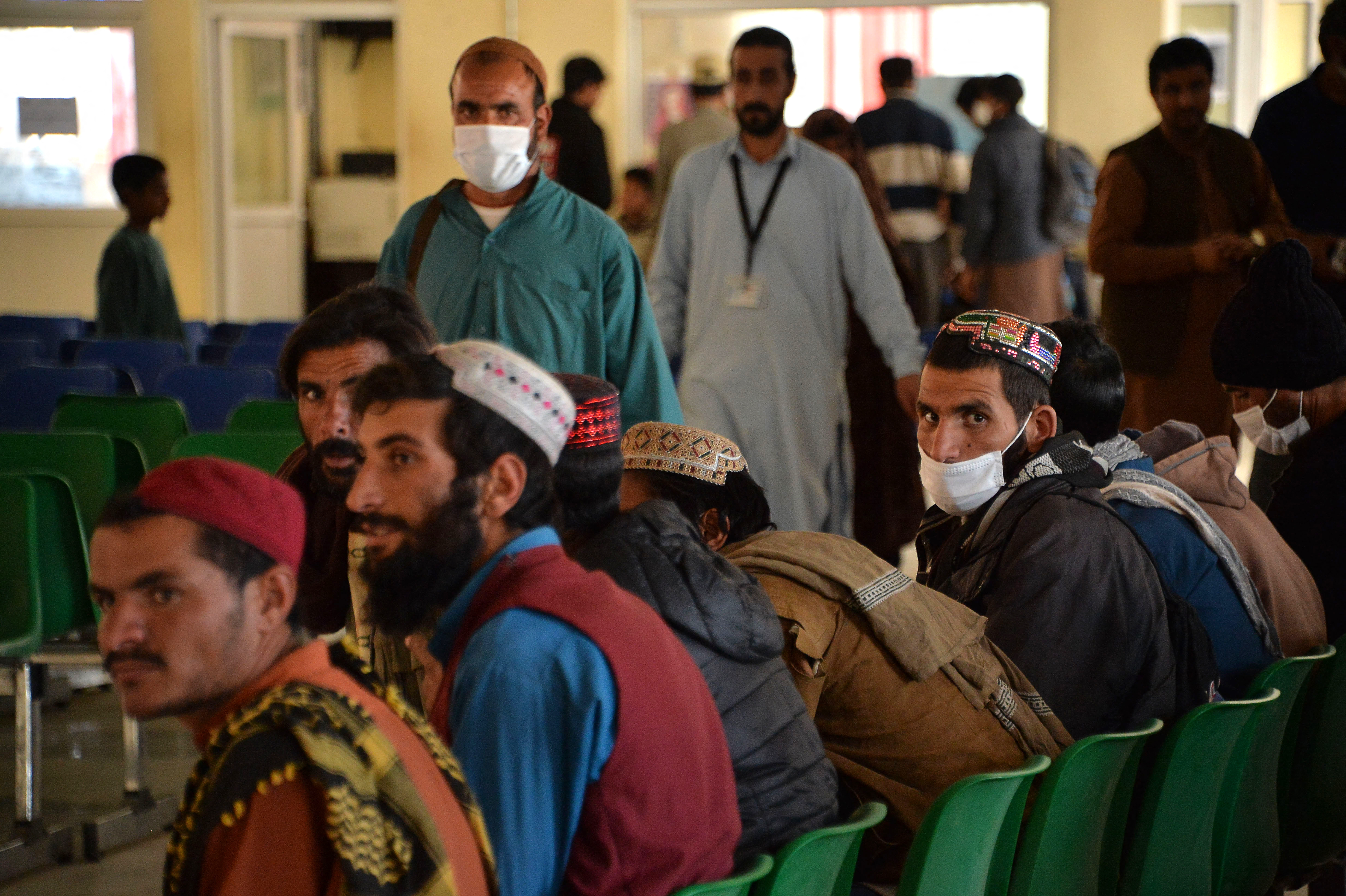 Több mint százezer adag vakcinát küld afgán menekülteknek a kormány