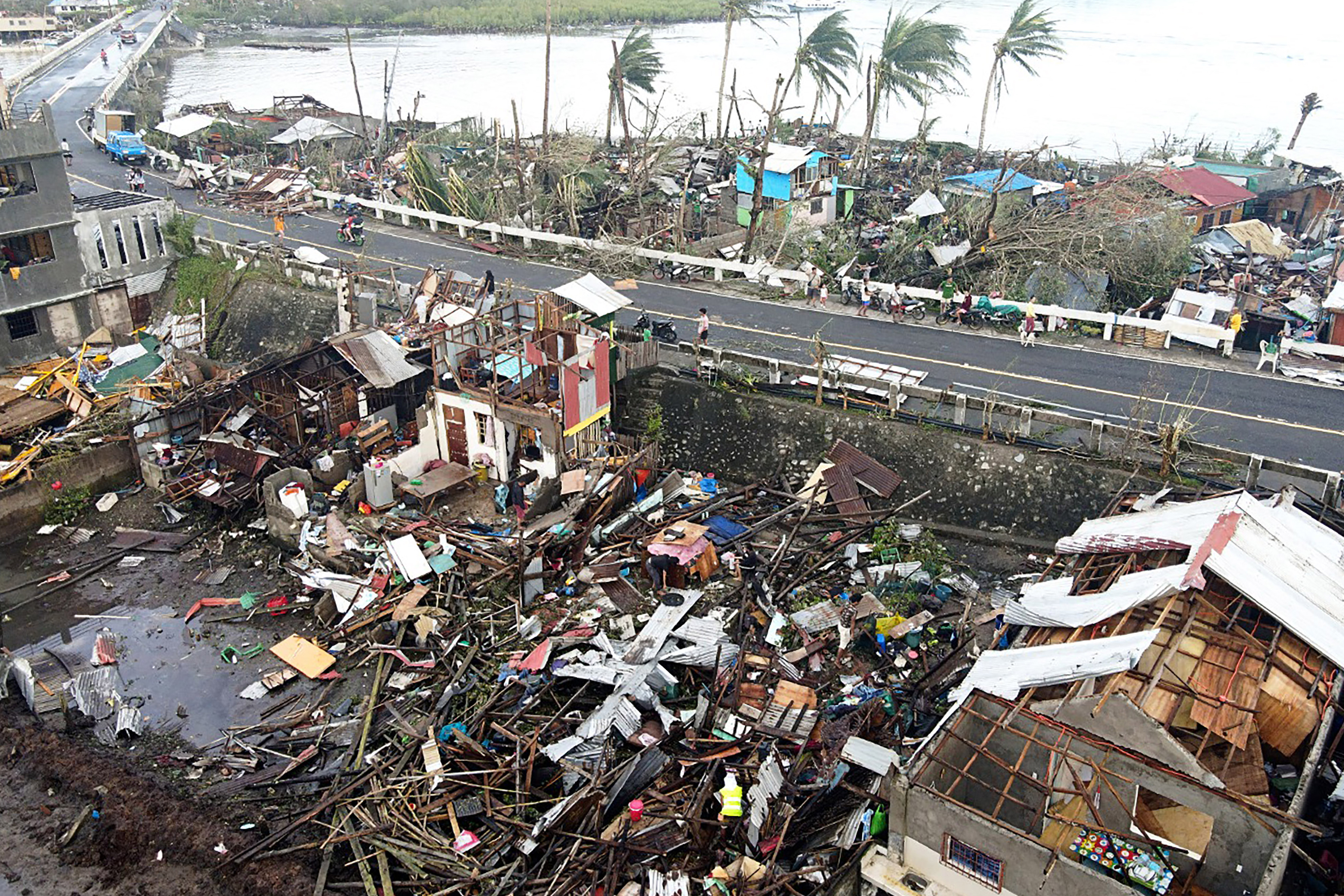 Több mint harmincan meghaltak, rengetegen maradtak áram nélkül a Fülöp-szigeteken egy tájfun miatt