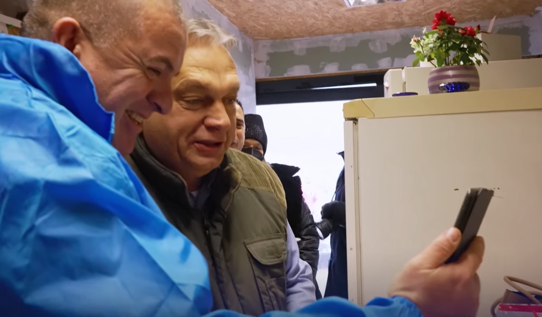 Orbán Viktor kolbásszal teli szájjal: Élek!