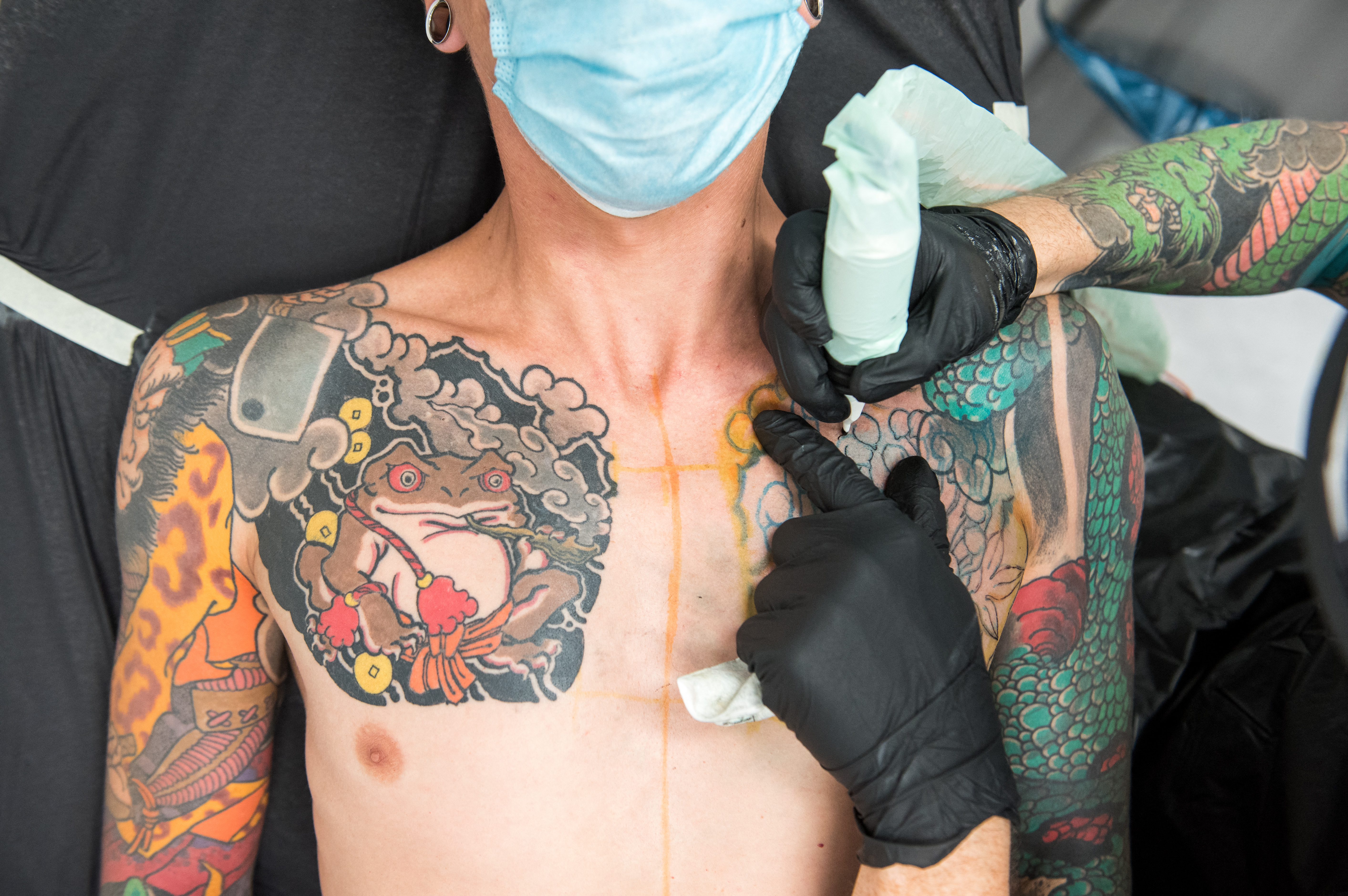 Eltűnhetnek a színes tetoválások, legalábbis úgy, ahogy eddig ismertük őket