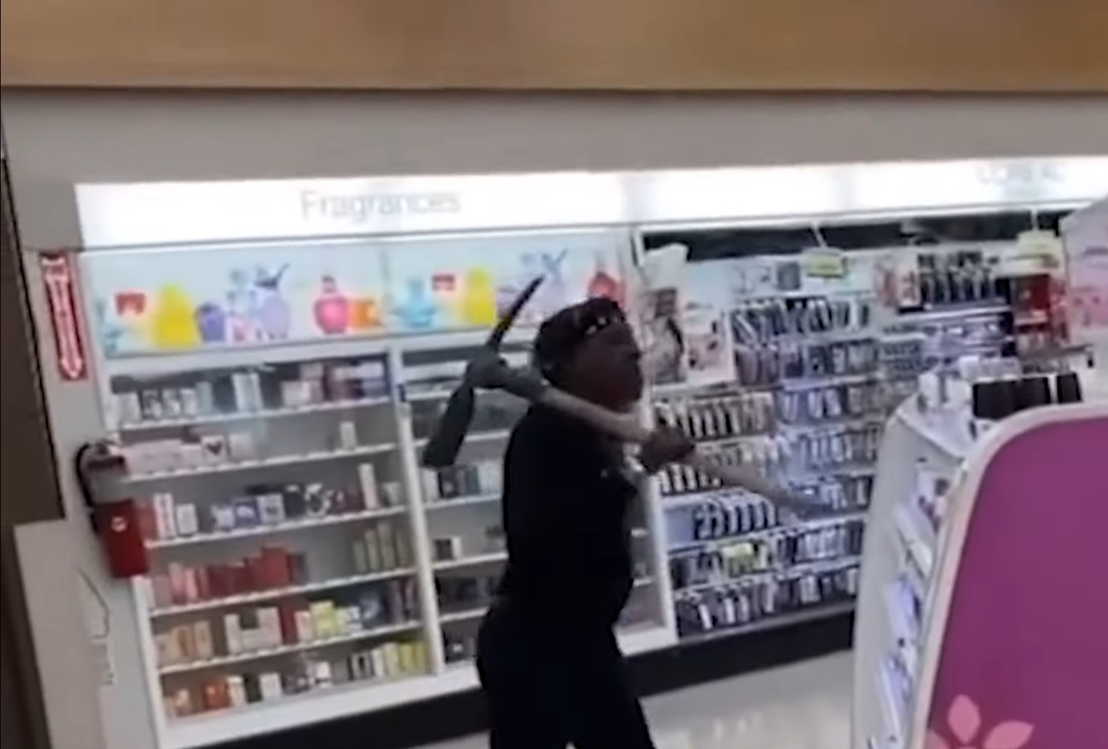Egy nő csákánnyal felfegyverkezve rabolt fényes nappal egy Los Angeles-i boltból