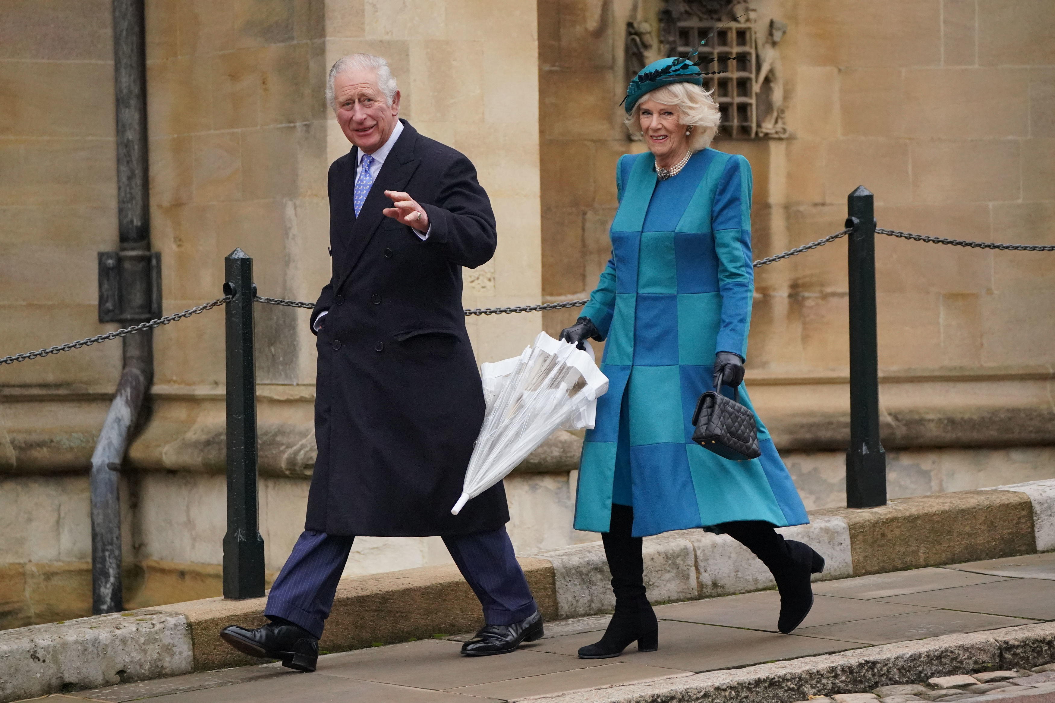 A képen nem a behatoló, hanem Károly herceg és felesége, Kamilla szombaton, amikor megérkeztek a kastélyba.