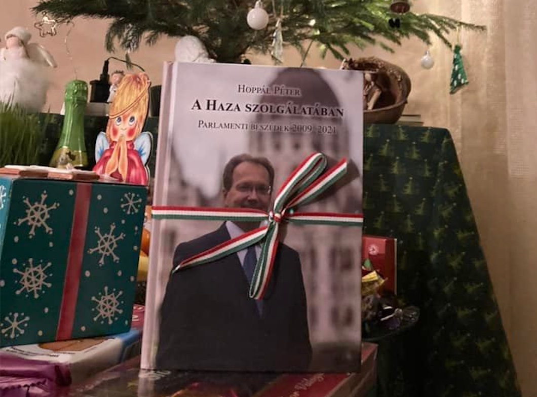 Ha van tökéletes karácsonyi ajándék, akkor Hoppál Péter azt kapta: egy könyvet saját parlamenti beszédeinek savával és borsával