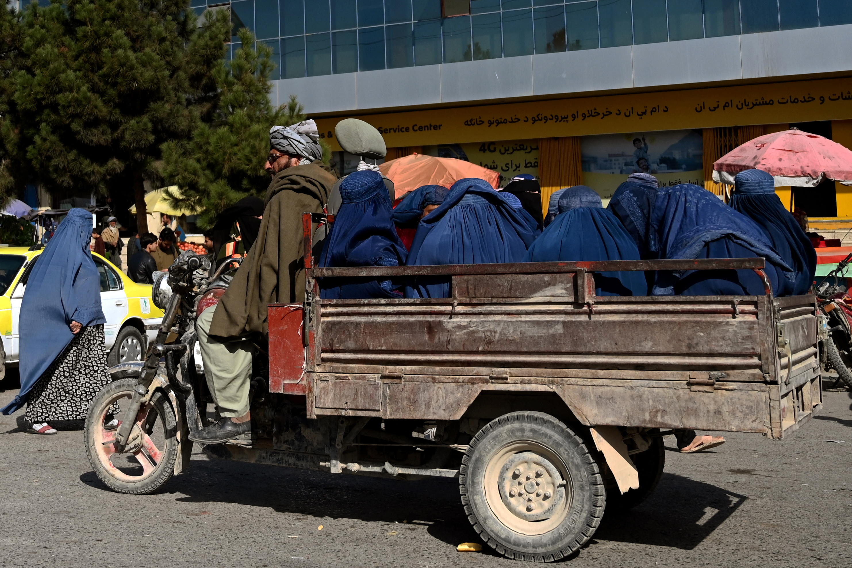 Megtiltották a tálibok a nőknek, hogy férfi kísérő nélkül utazzanak 72 kilométernél nagyobb távolságra