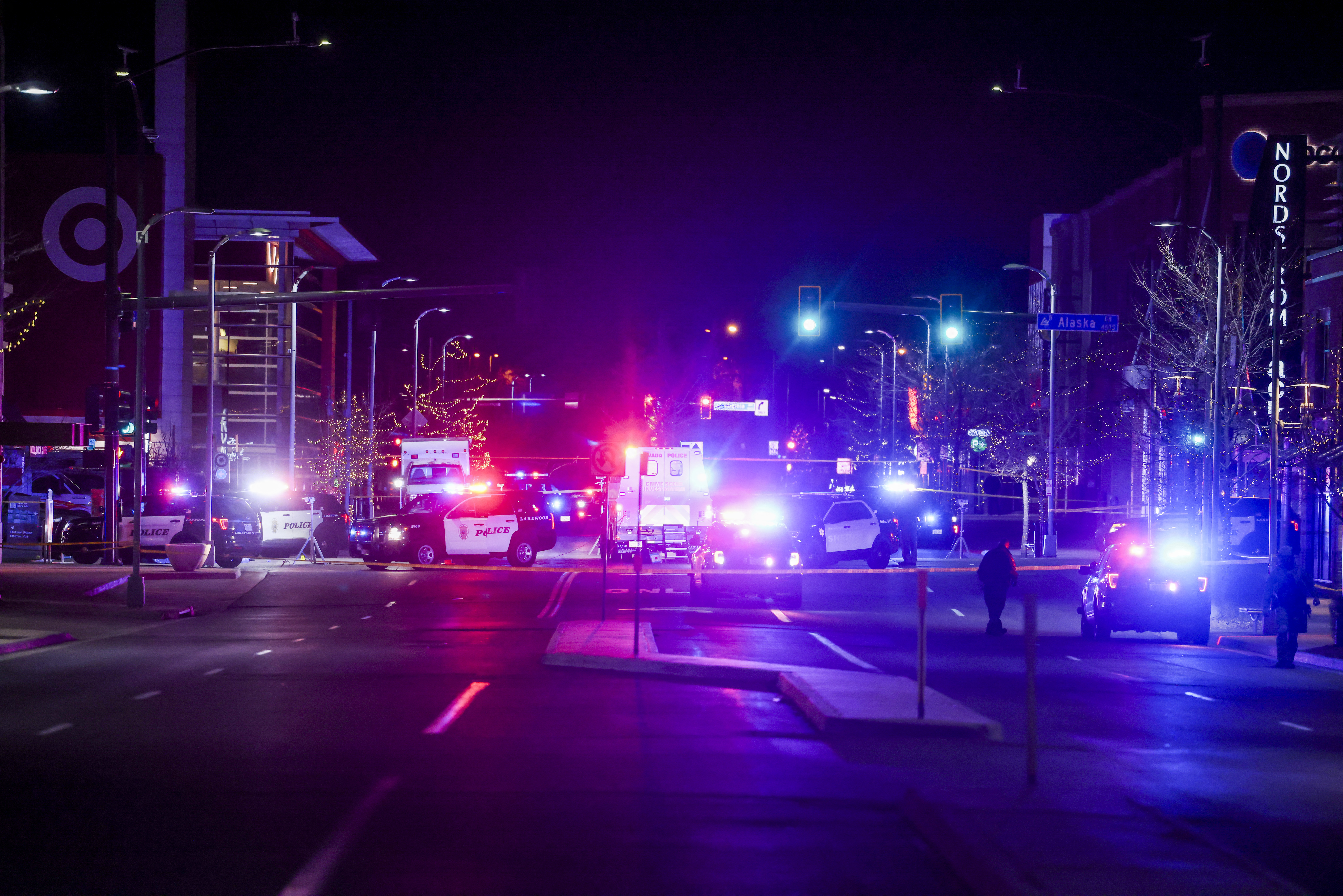 Egy fegyveres ámokfutó több embert is lelőtt és megsebesített Denver külvárosában