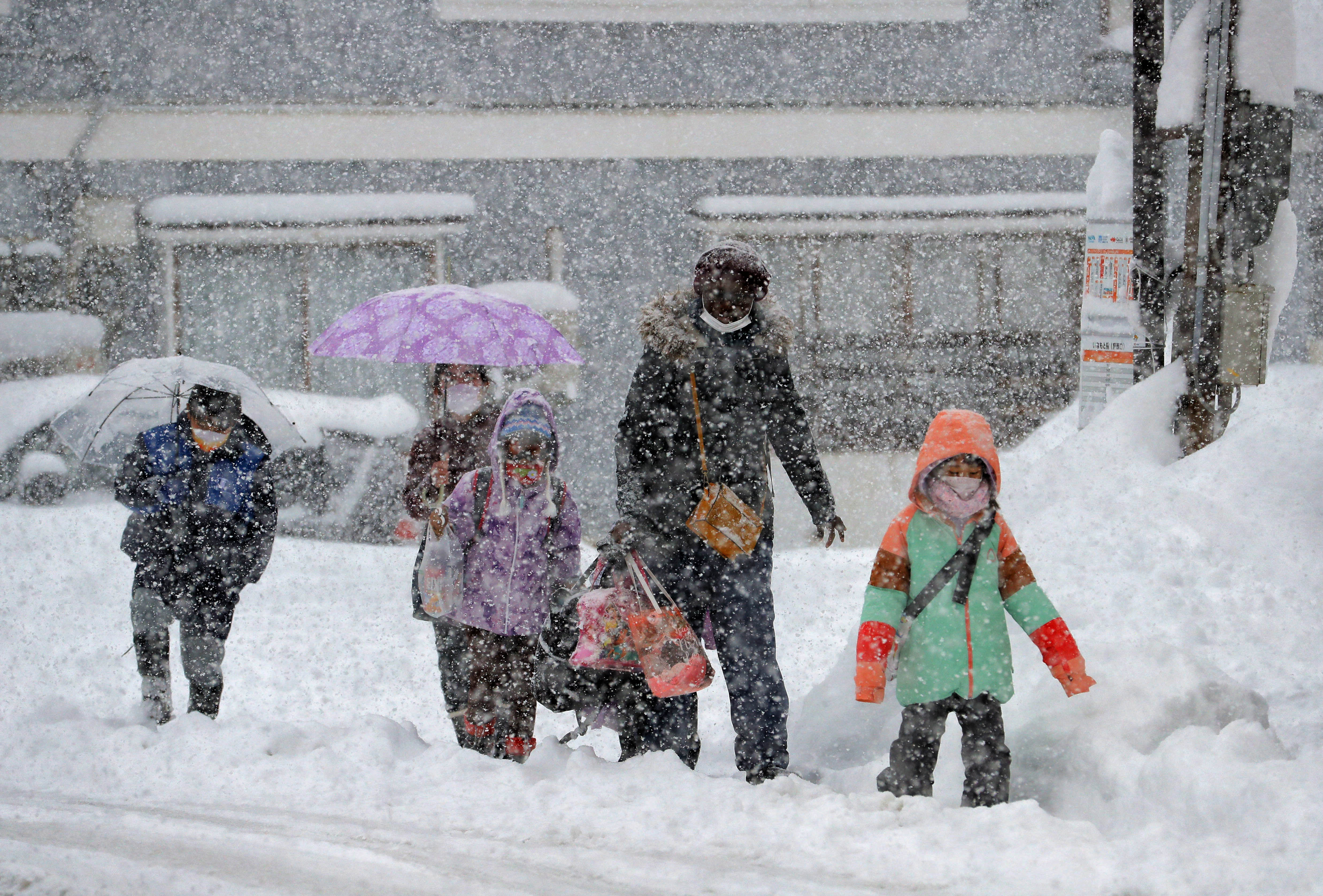 Japánban közlekedési káoszt okozott a hó