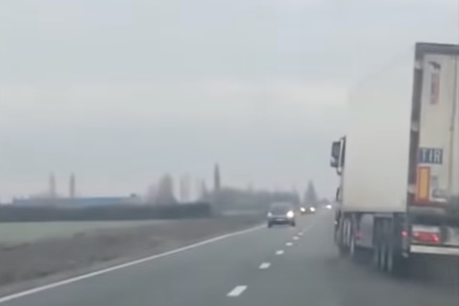 Részegen szlalomozó kamionsofőrt tartóztatott fel a többi autós Romániában