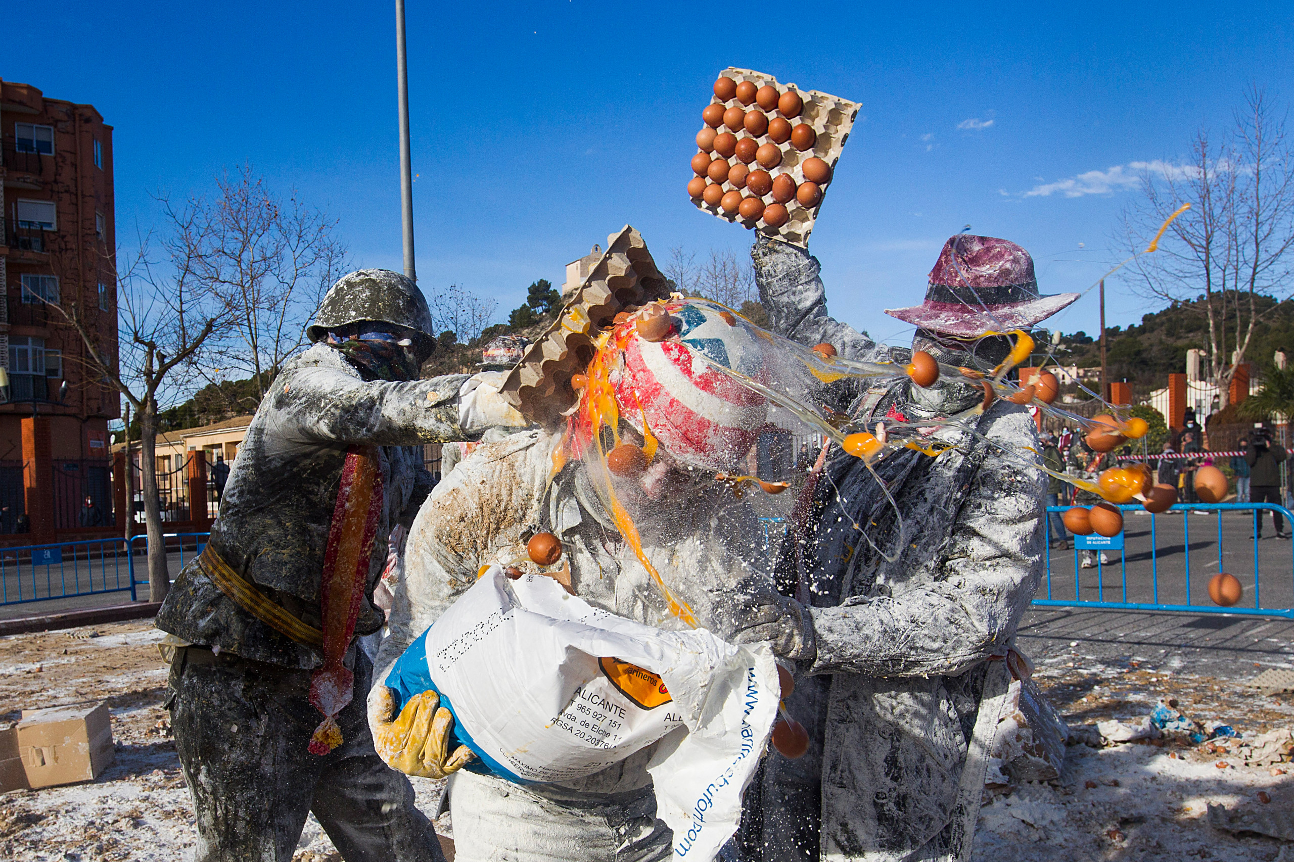 яично мучная битва в испании. день смеха, яично-мучная битва (els enfarinats) - испания. яично мучная битва в испании. яично-мучная война «enfarinats». яично мучная битва в испании.