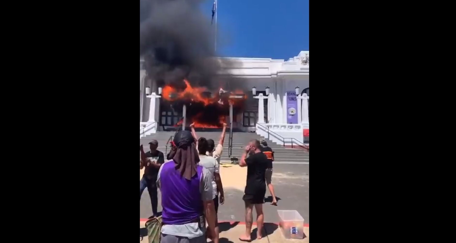 Tüntetők gyújtották fel az ausztrál parlament egykori épületének bejáratát