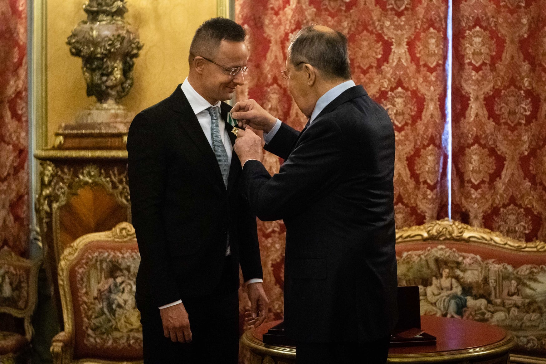 Szergej Lavrov orosz külügyminiszter 2021. december 29-én Barátságért Érdeméremmel tüntette ki magyar kollégáját, Szijjártó Pétert.