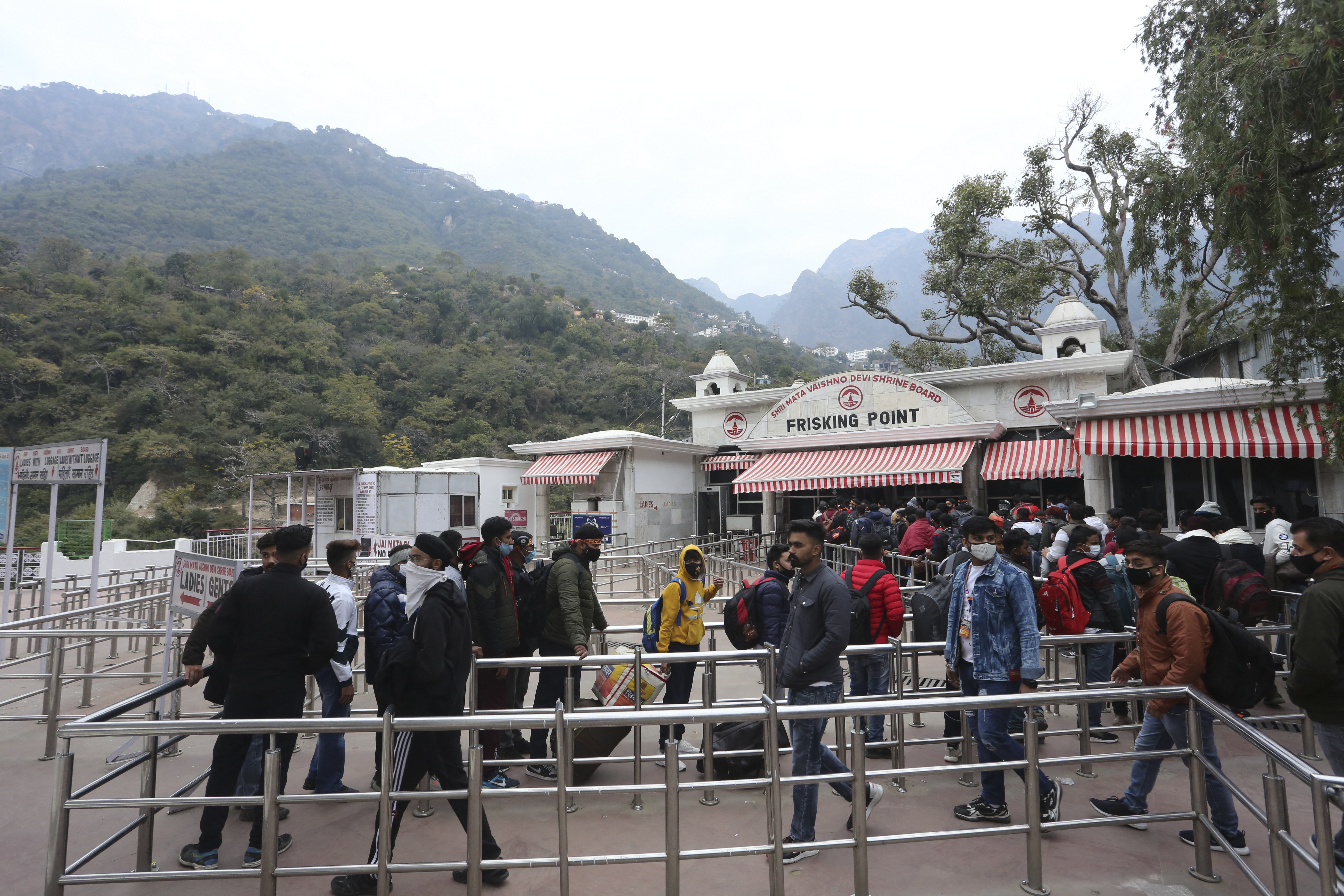 Pánik tört ki egy hindu szentélynél, legalább 12 ember meghalt