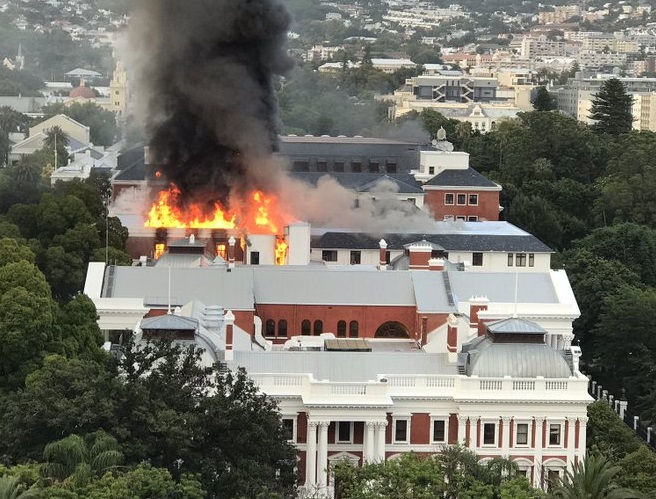 Lángol a dél-afrikai parlament épülete