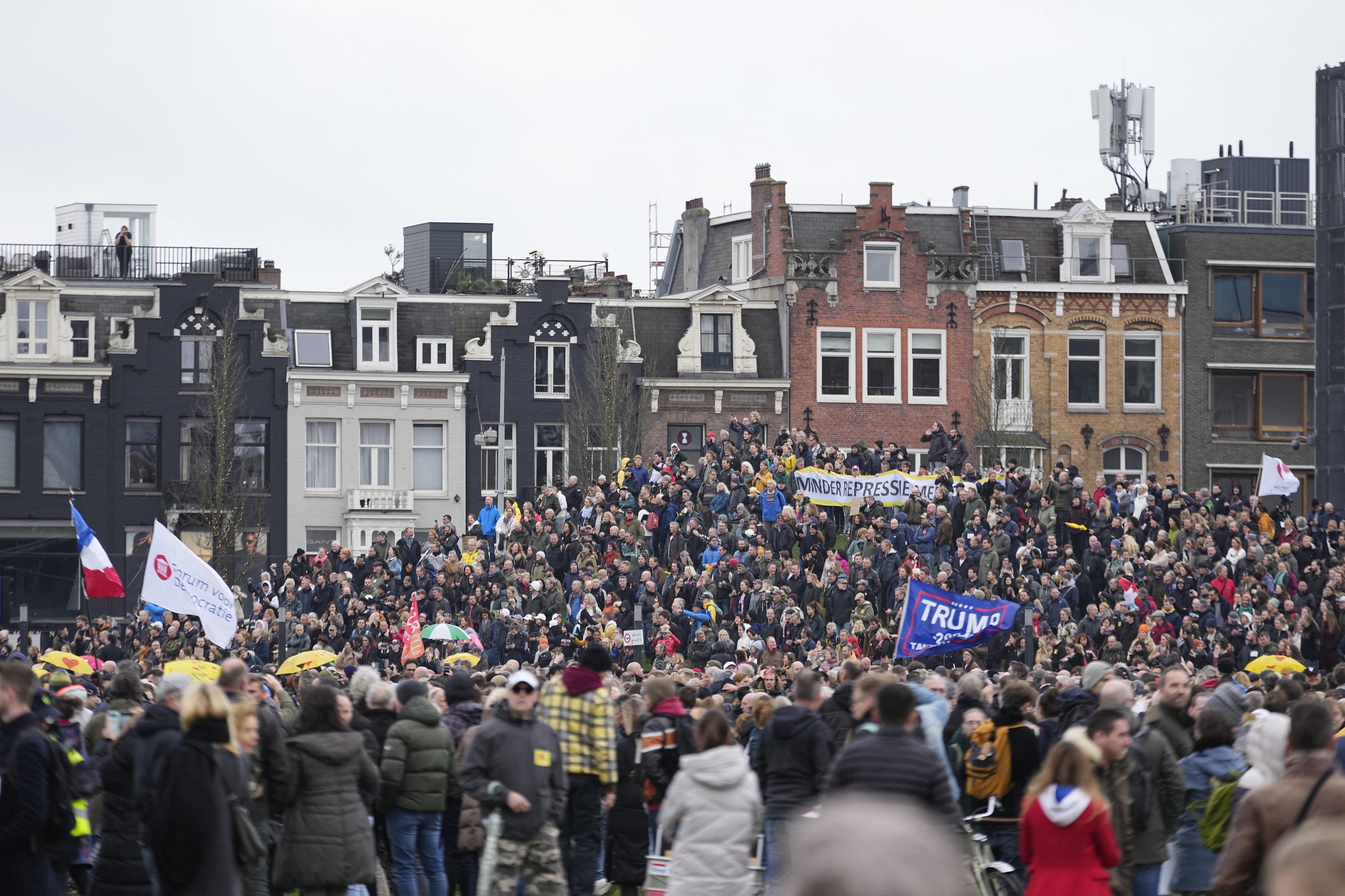 Rohamrendőrök oszlattak fel Amszterdamban egy korlátozások elleni tüntetést
