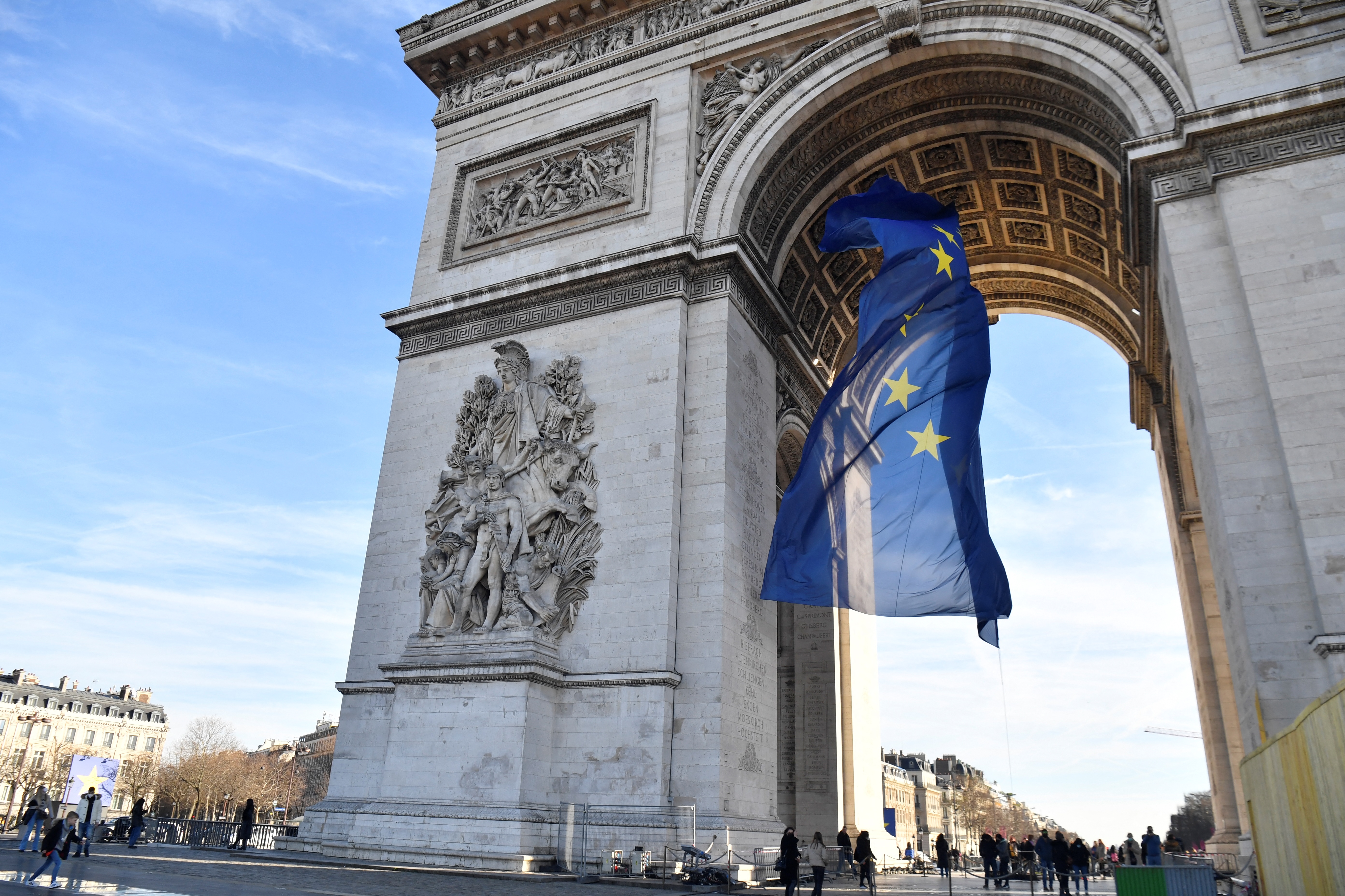 Leszedték a párizsi Diadalívről az uniós zászlót