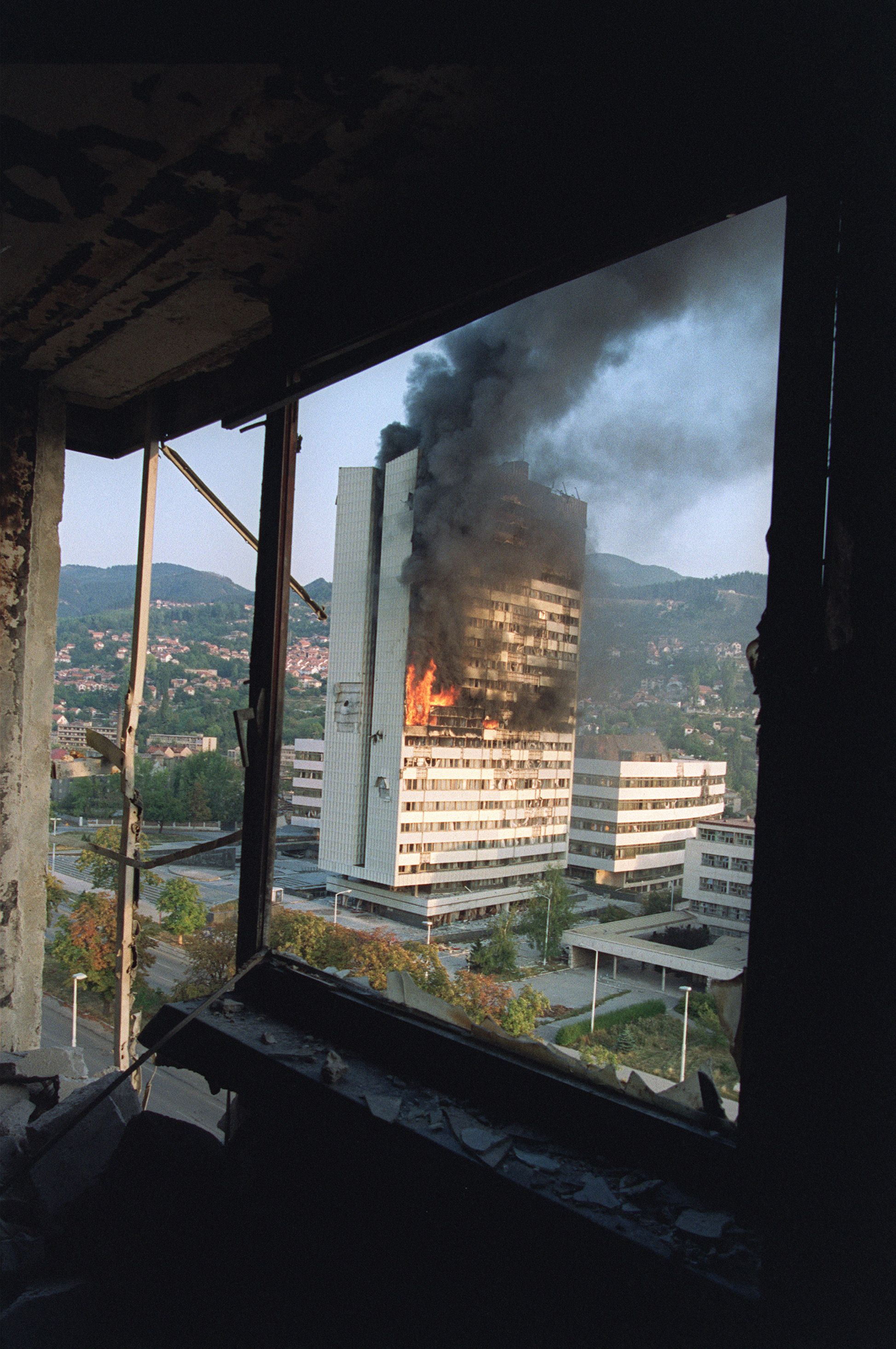 A korábbi boszniai parlament, miután eltalálta egy szerb harckocsi