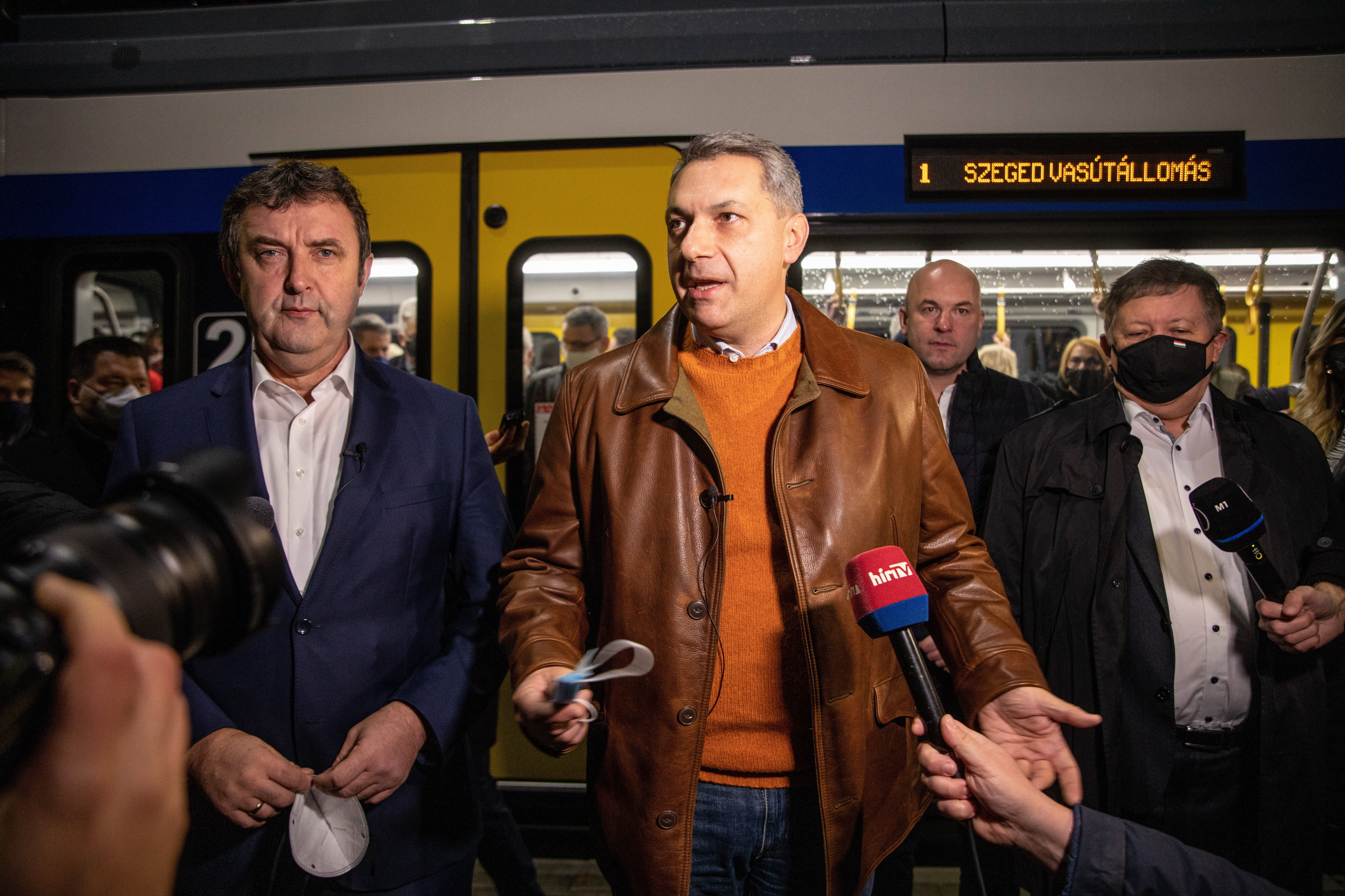 Lázár János nyilatkozik a sajtónak az első tram-train indulása előtt a hódmezővásárhelyi végállomáson 2021. november 29-én
