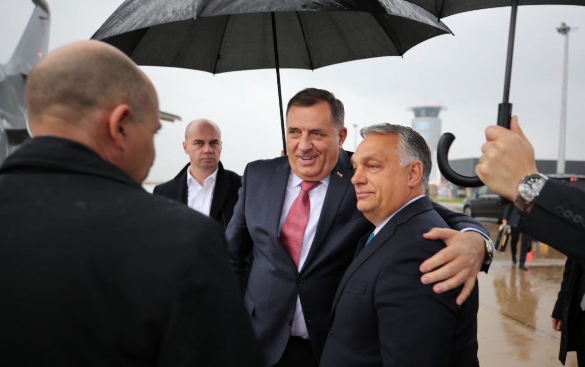 Dodik és Orbán a Banja Luka-i reptéren