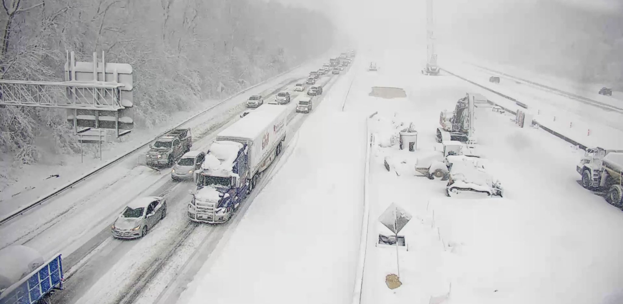 Tömegbaleset és hóvihar miatt Virginiában autósok százai több mint 15 órája rostokolnak egy lezárt autópályán