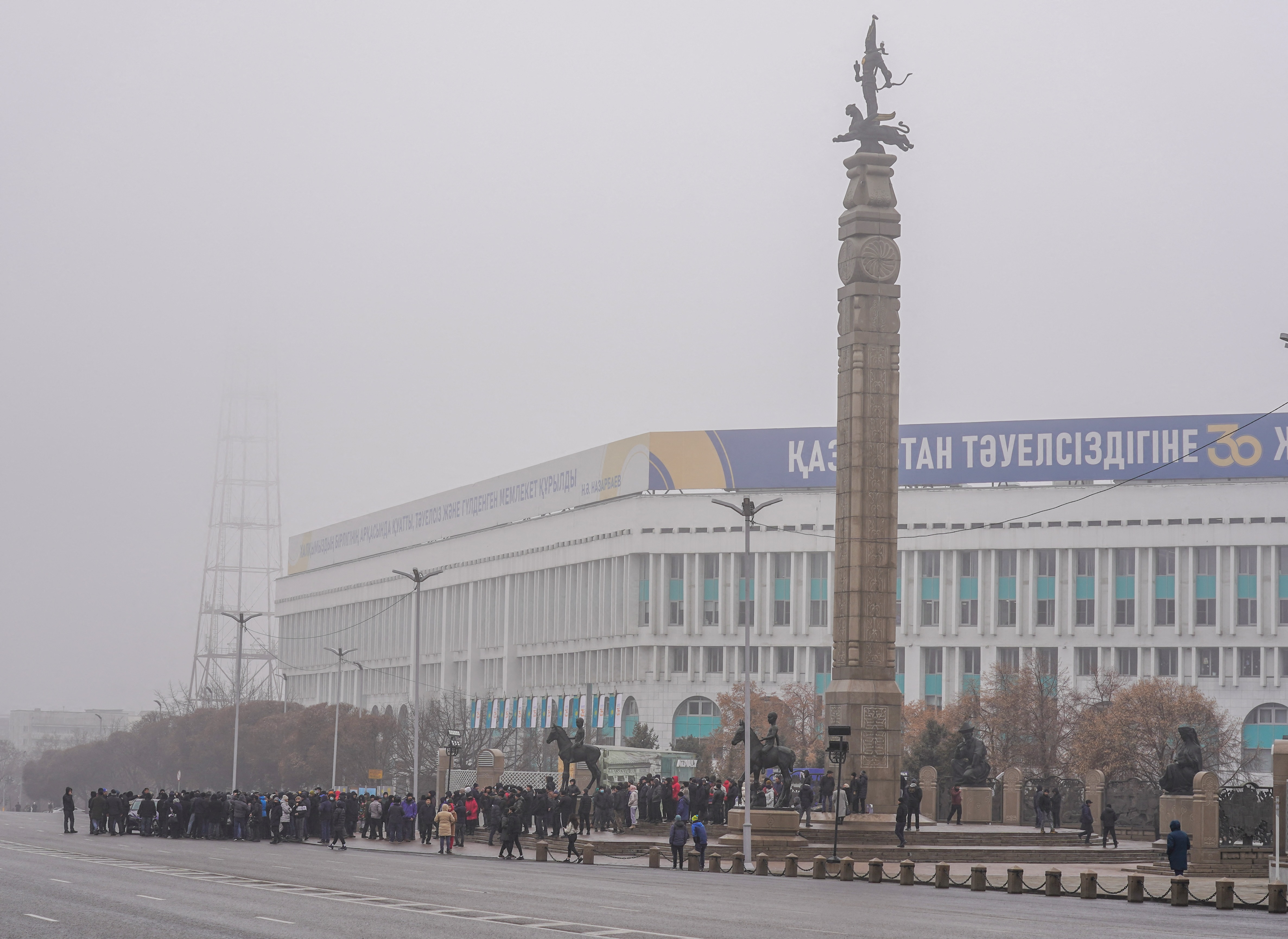 Tüntetők törtek be Kazahsztánban Almati polgármesteri hivatalába