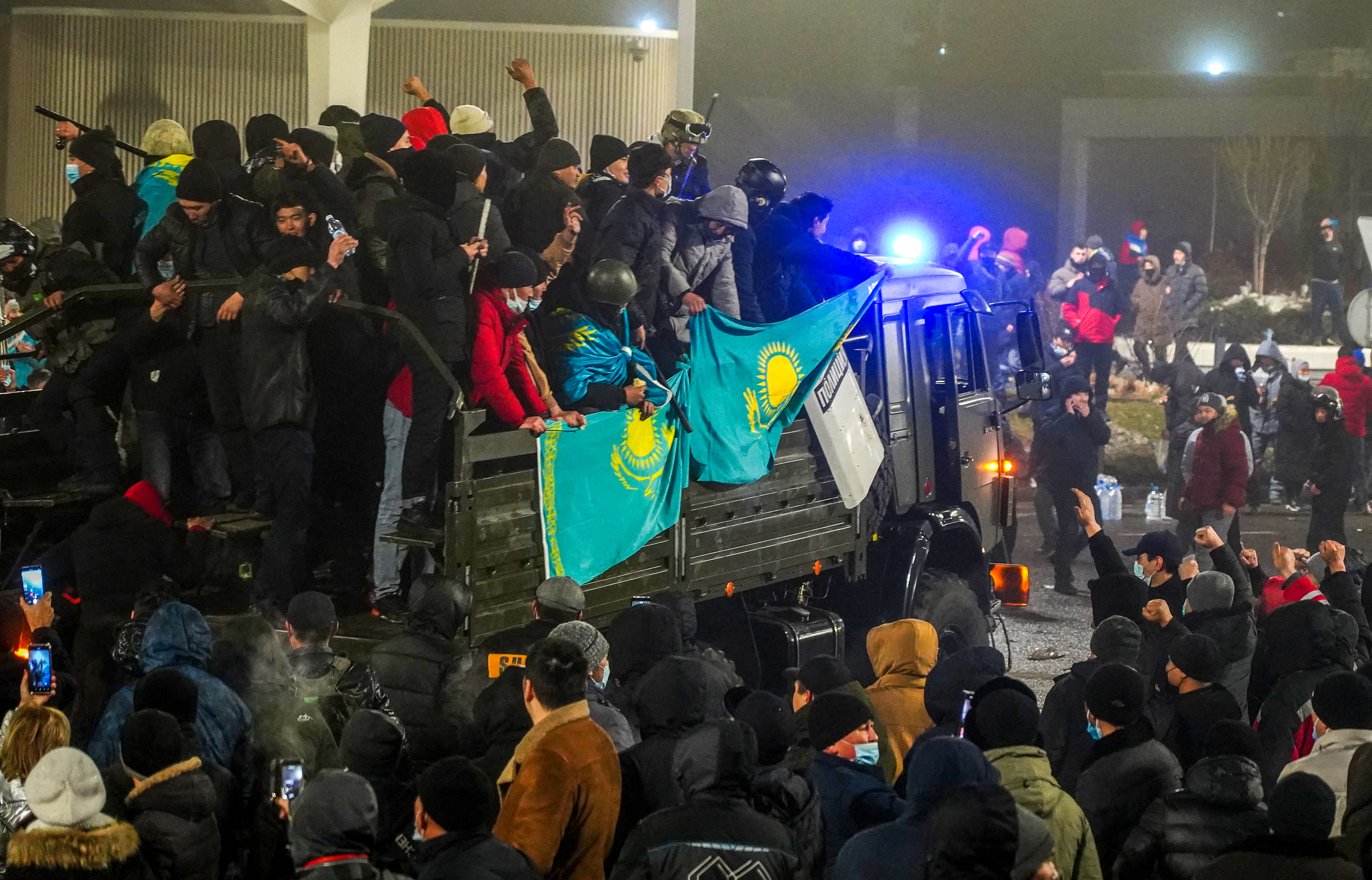 Orbán trükkjével előzné meg a forradalmat Kazahsztán