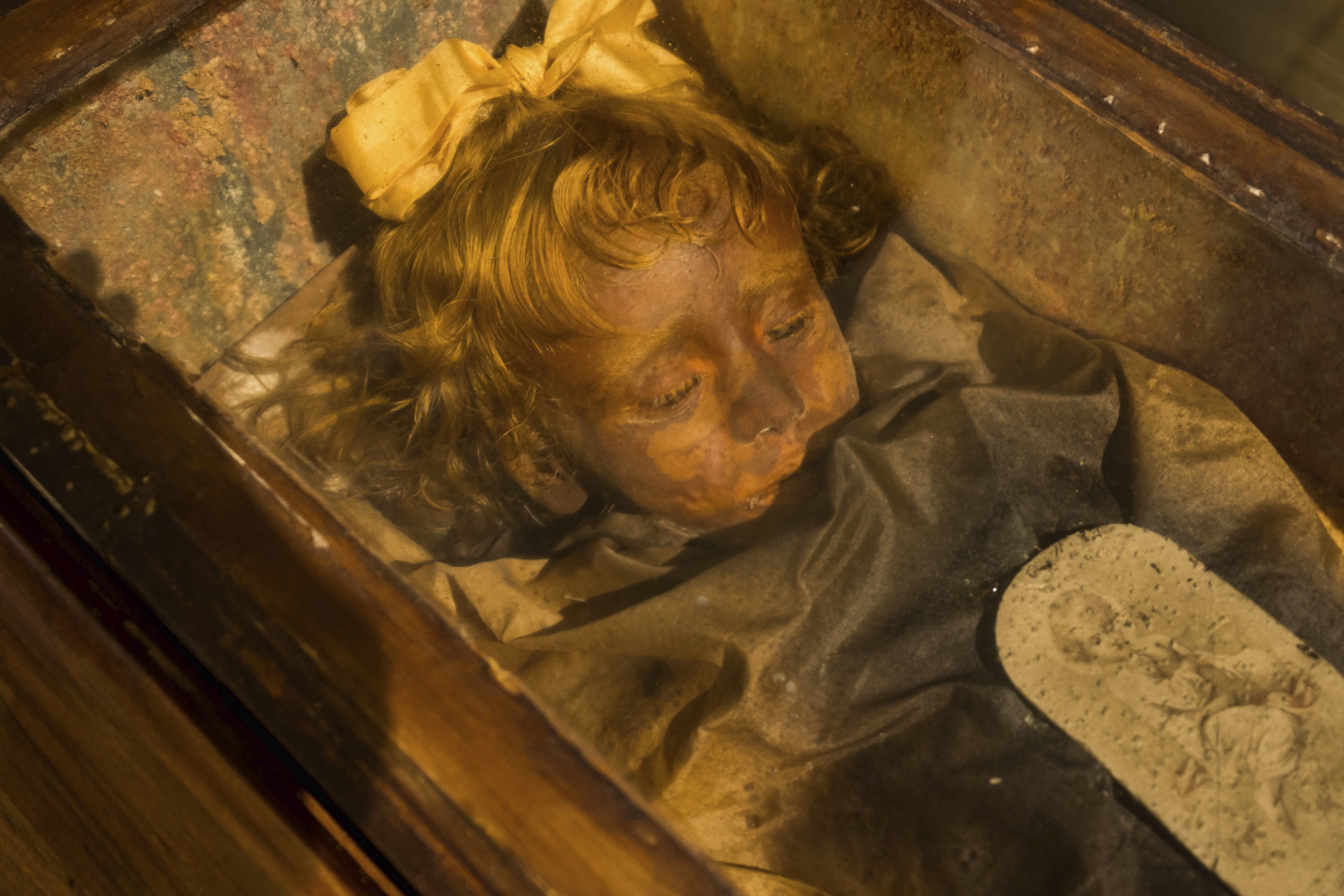 Elkezdik feltárni a szicíliai katakombák 200 éves gyerekmúmiáinak rejtélyét