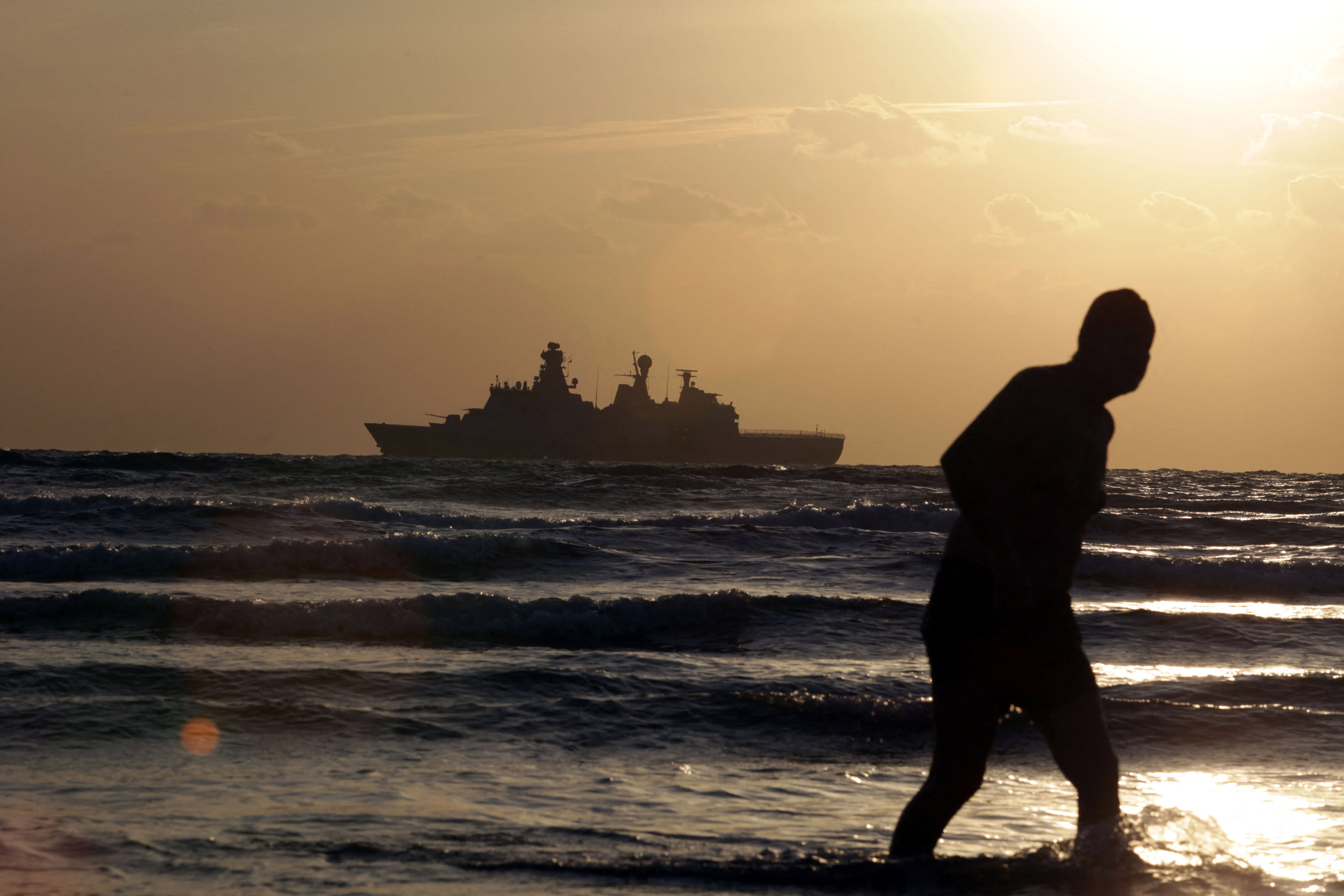 Nemzetközi vizeken, gumicsónakon engedett útjára három kalózt egy dán hadihajó