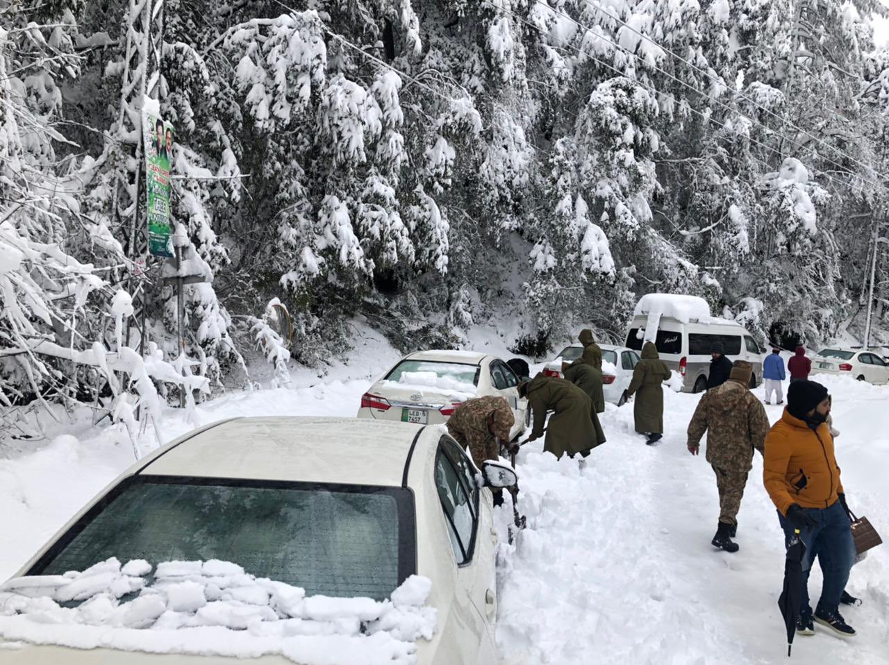 Legalább 21 ember megfagyott Pakisztánban, amikor az erős hóvihar miatt az autóikban ragadtak