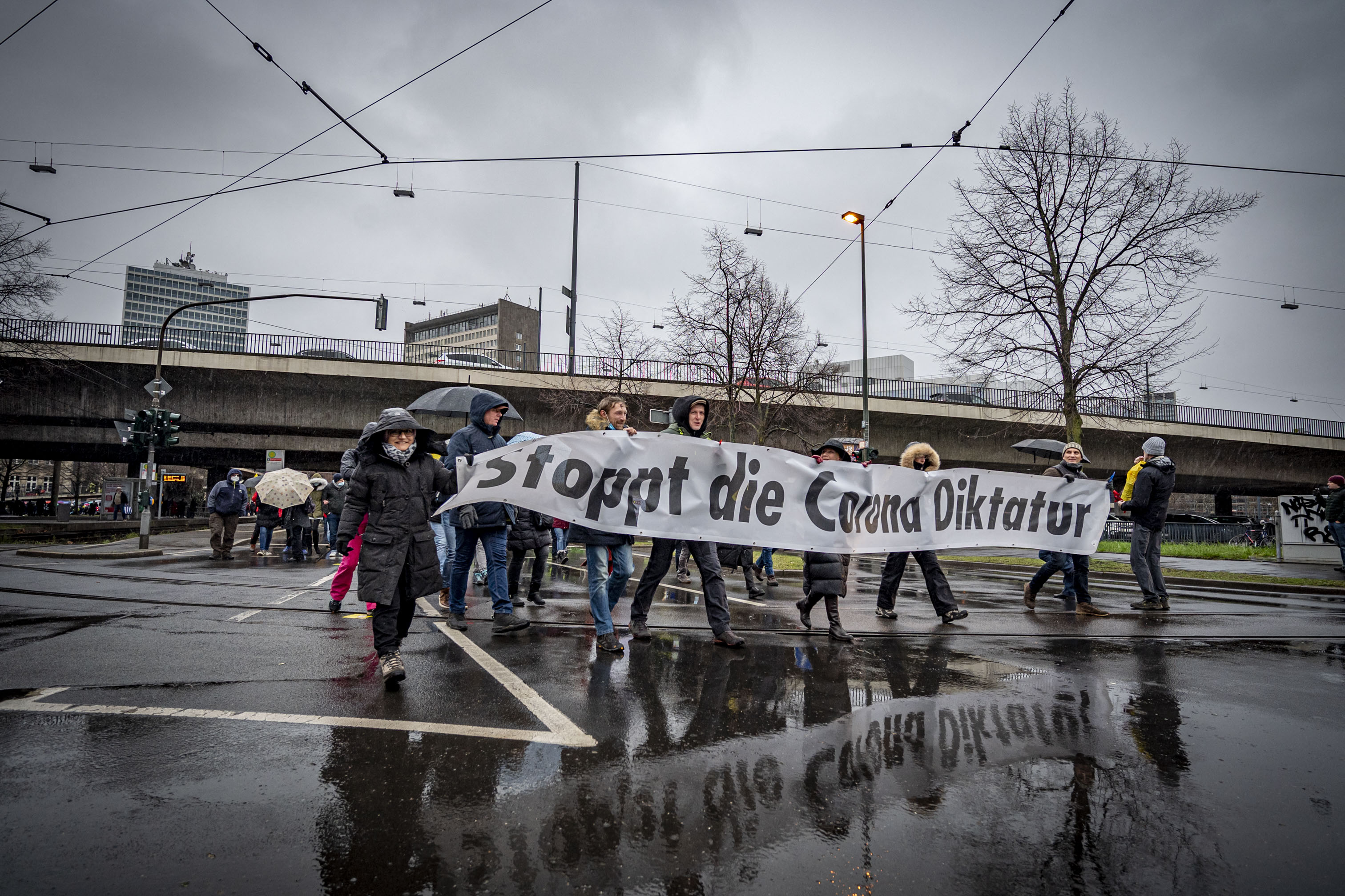 Ezrek tüntettek Németországban a korlátozások ellen
