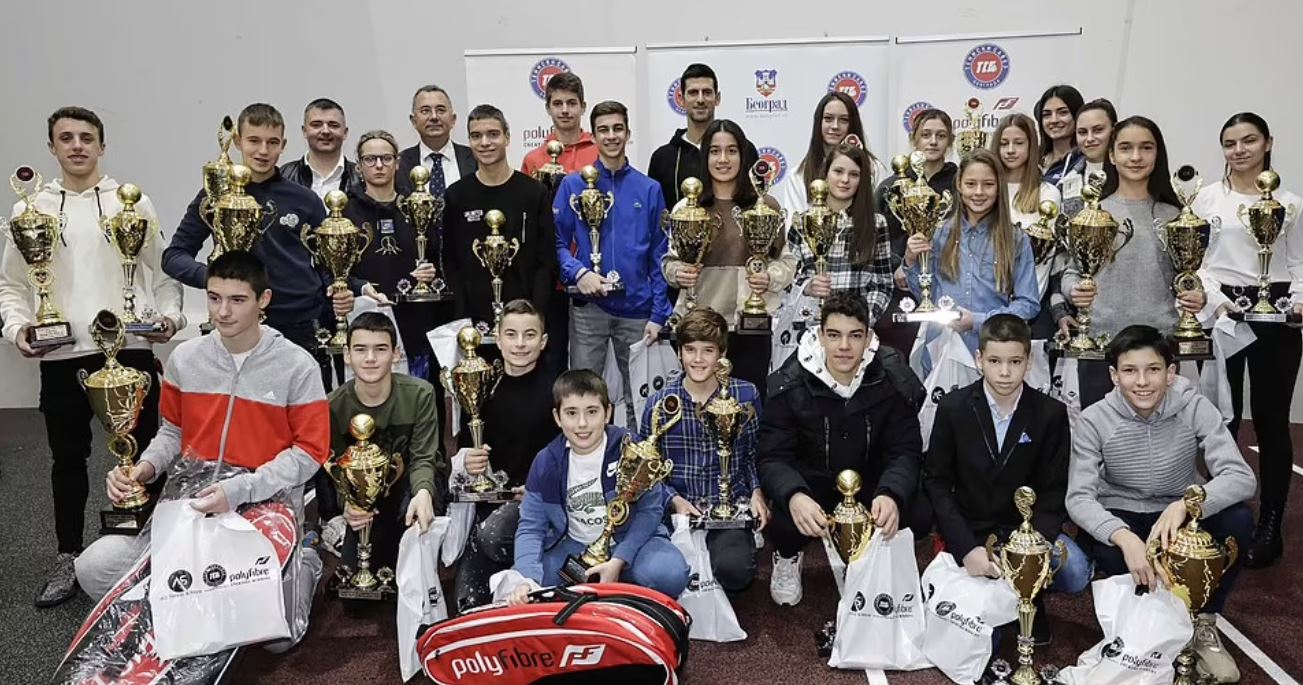 Djokovic állítólagos pozitív tesztje másnapján maszk nélkül ölelgetett gyerekeket