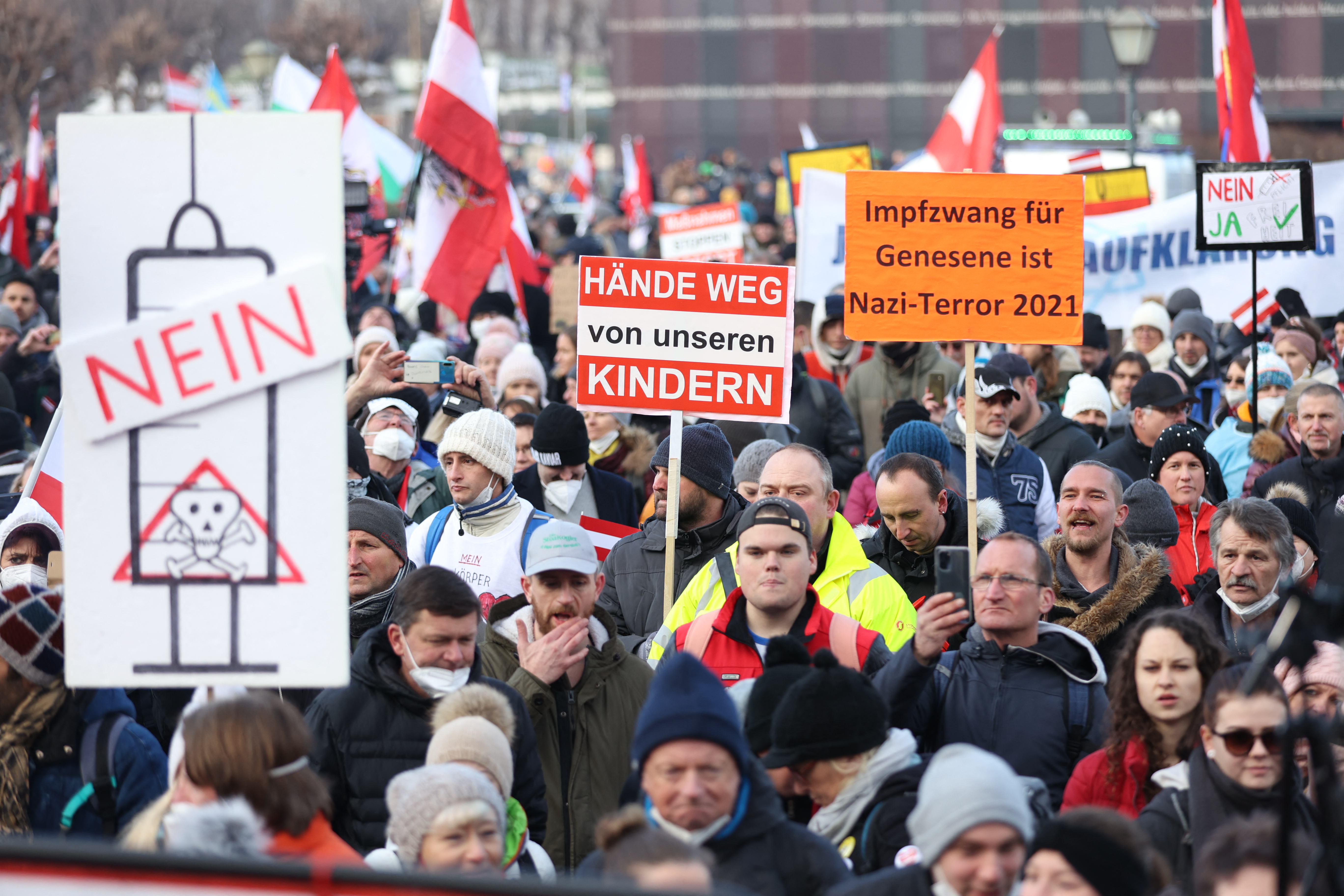 40 ezren tiltakoztak Bécsben a korona-intézkedések miatt