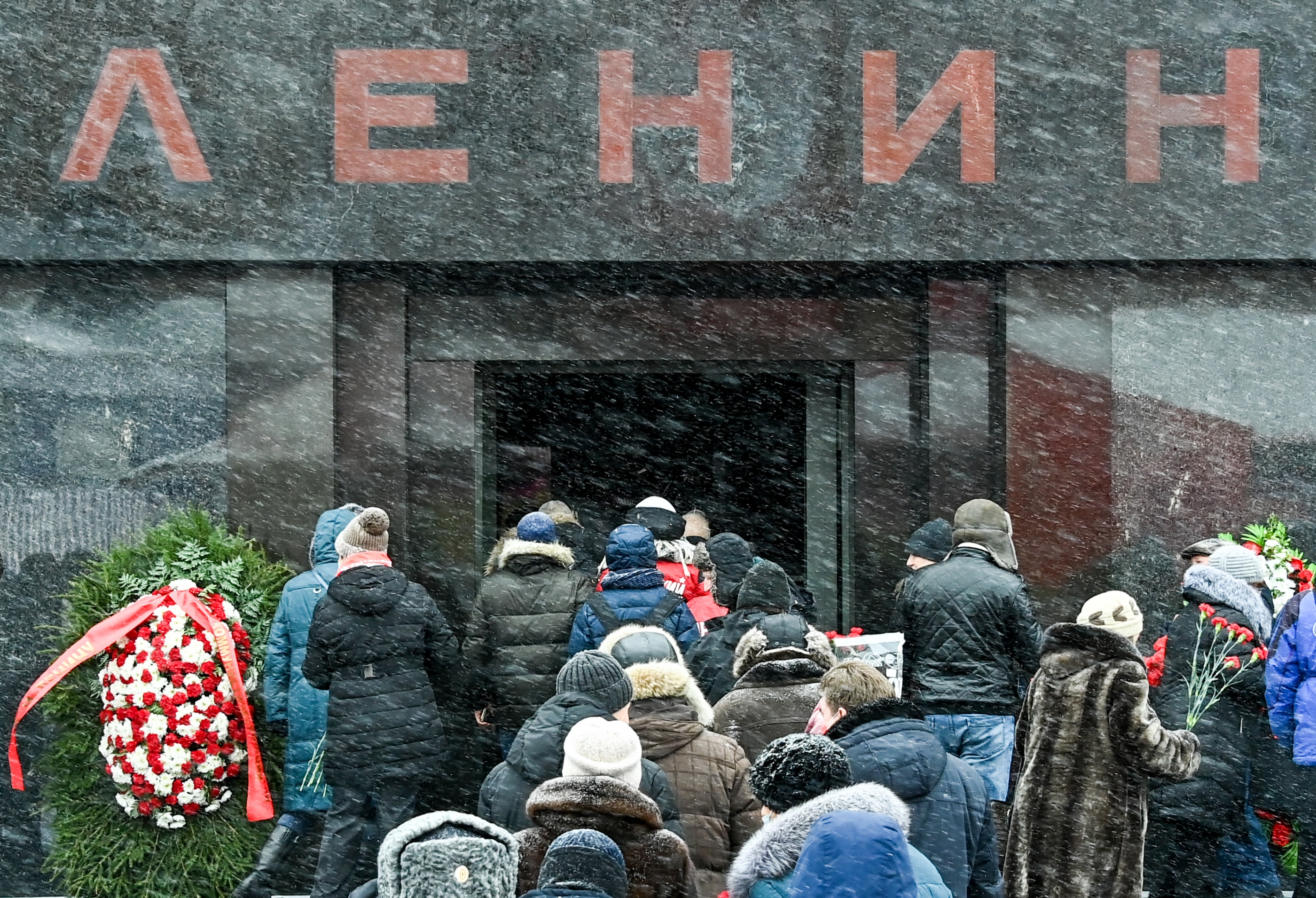 KPRF-szimpatizánsok sorakoznak a Lenin-mauzóleum bejáratanál 2021 januárjában