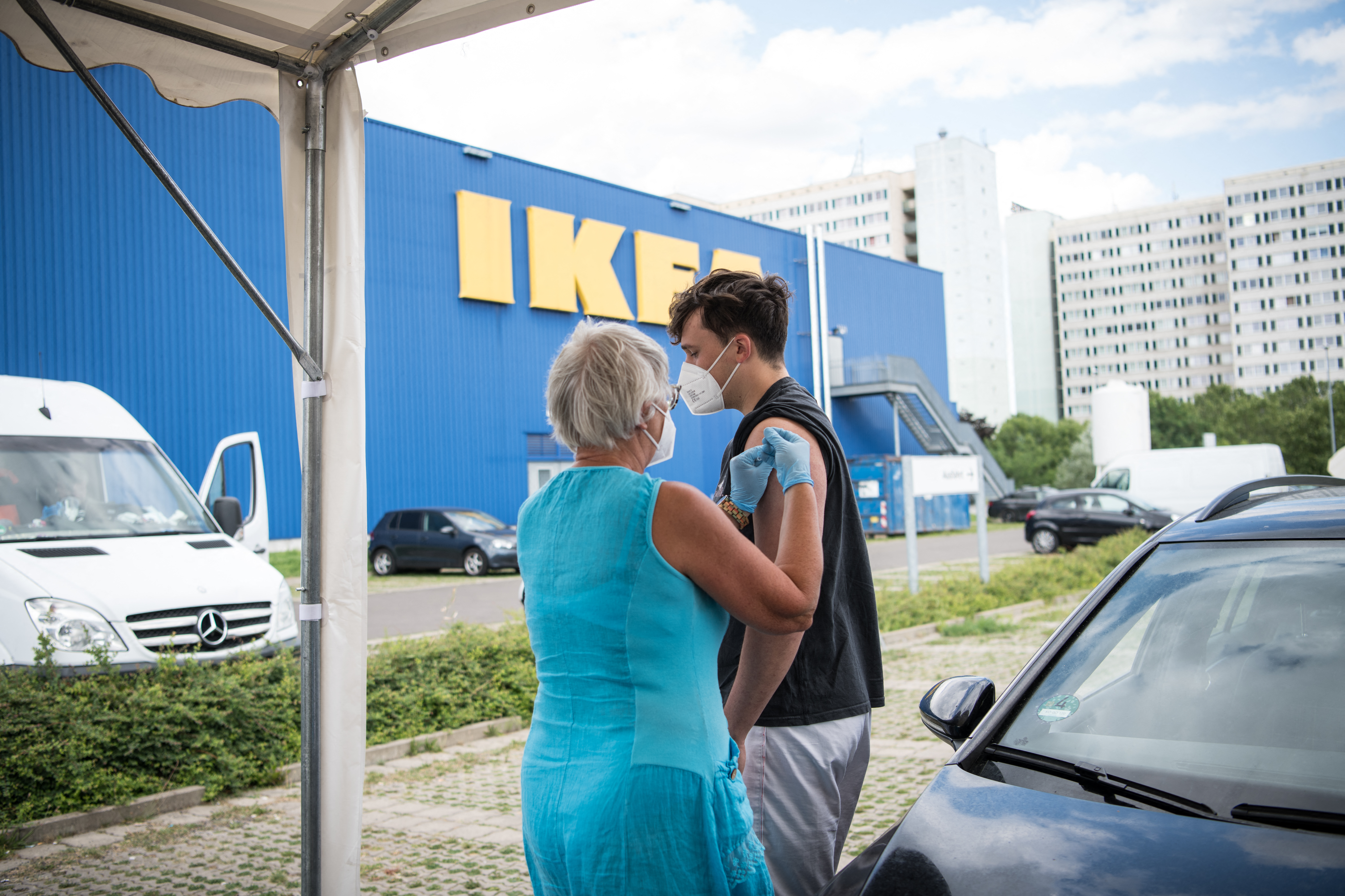 Kevesebb táppénzt fizet az IKEA az oltatlan munkásainak
