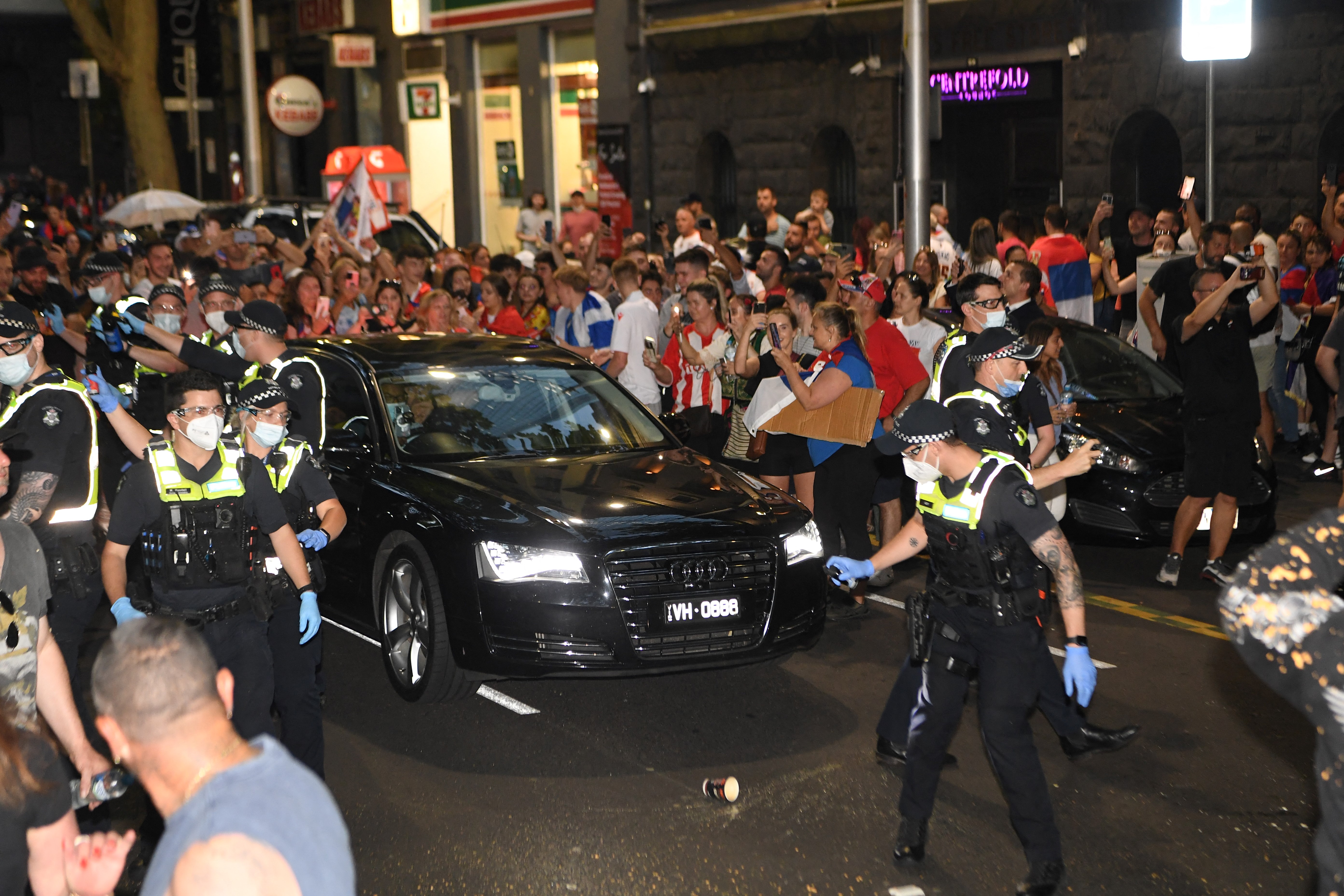 Könnygázzal kellett visszatartani Djokovic rajongóit egy autótól Melbourne-ben, amiről azt gondolták, hogy benne ül a szerb teniszező