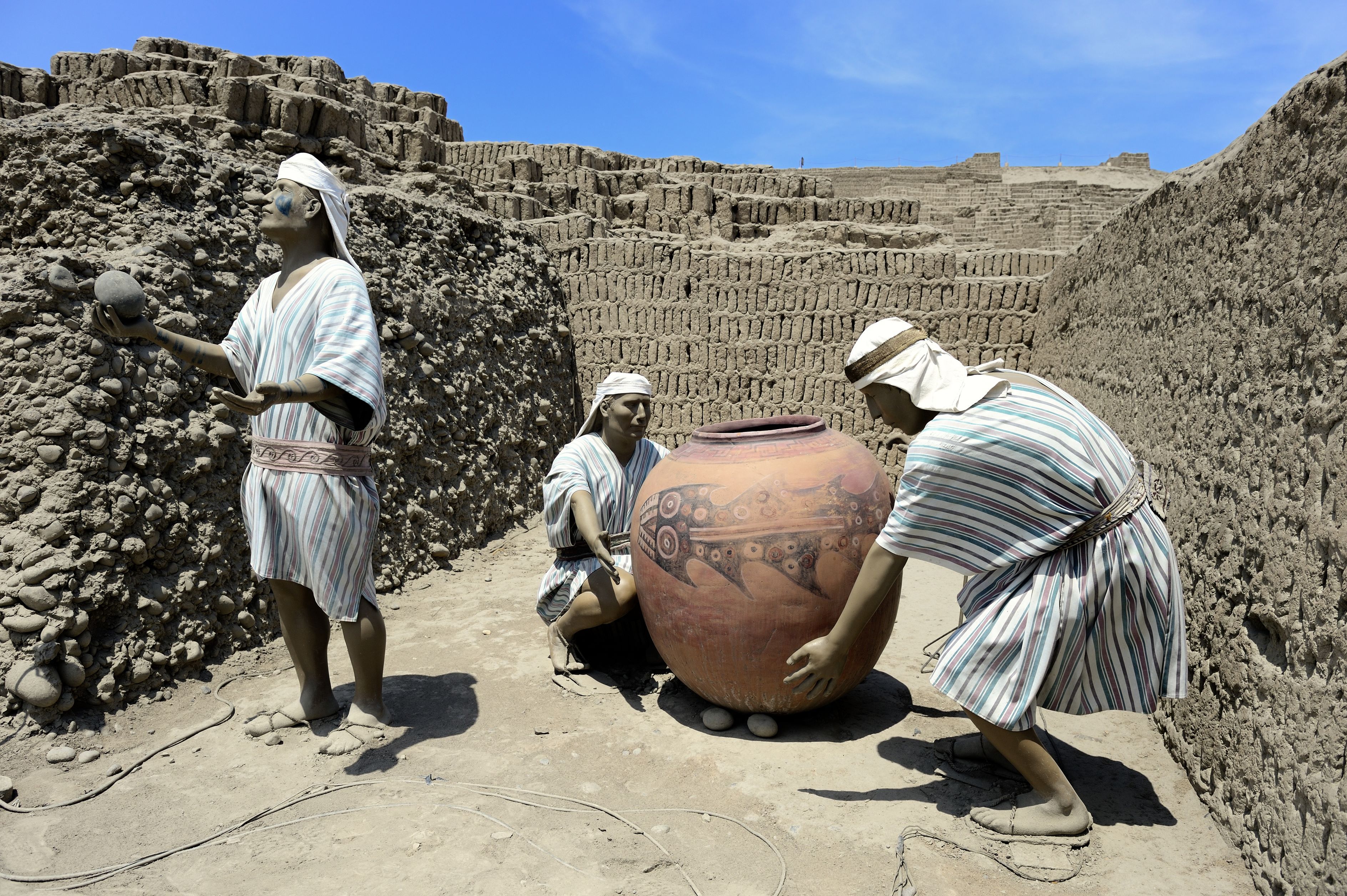 Wari piramisok Limában, egy áldozati rituálékhoz használt kerámiaedénnyel