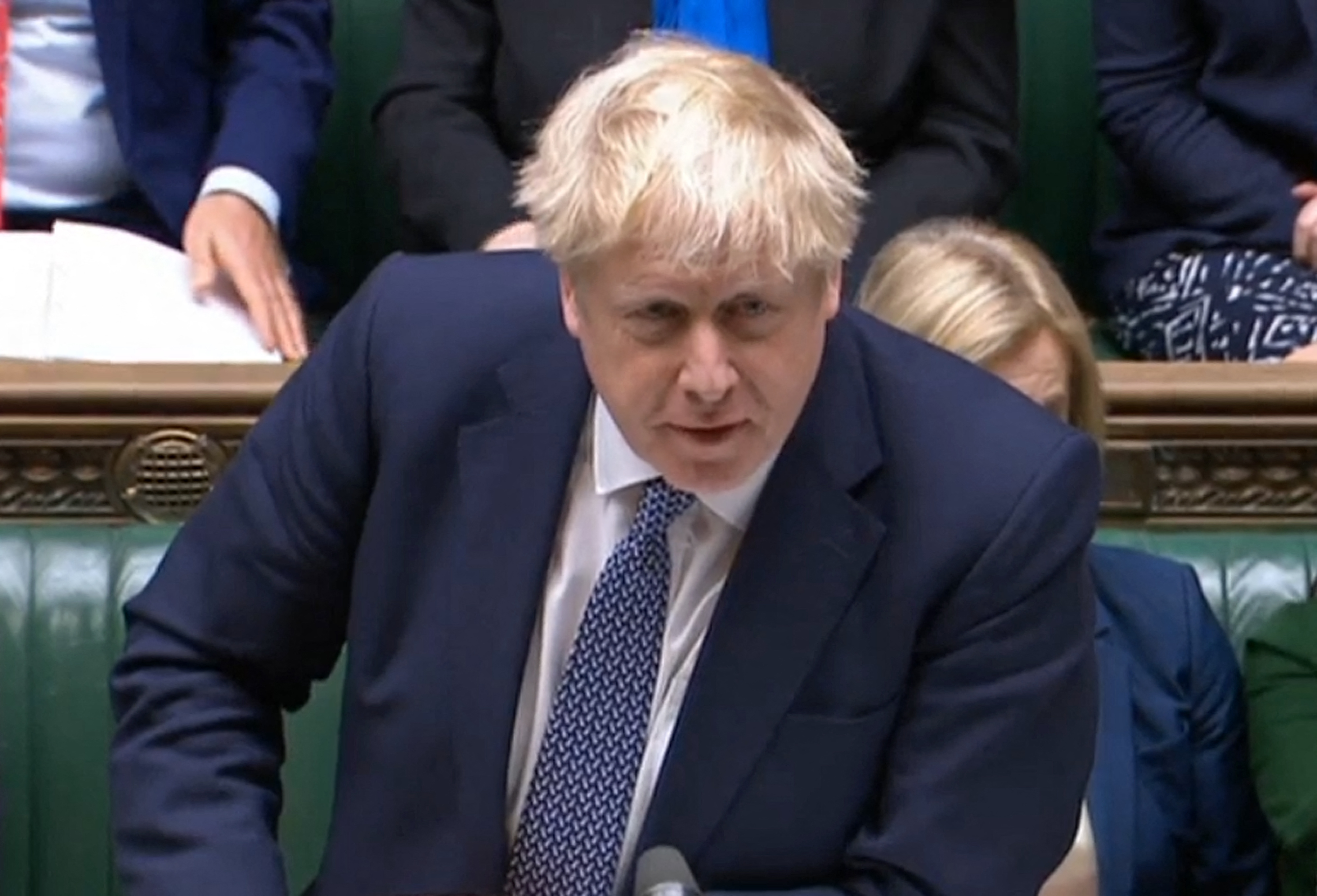 Boris Johnson elismerte, hogy 2020 tavaszán ott volt a zárlat idején tartott bulin, és elnézést kért érte