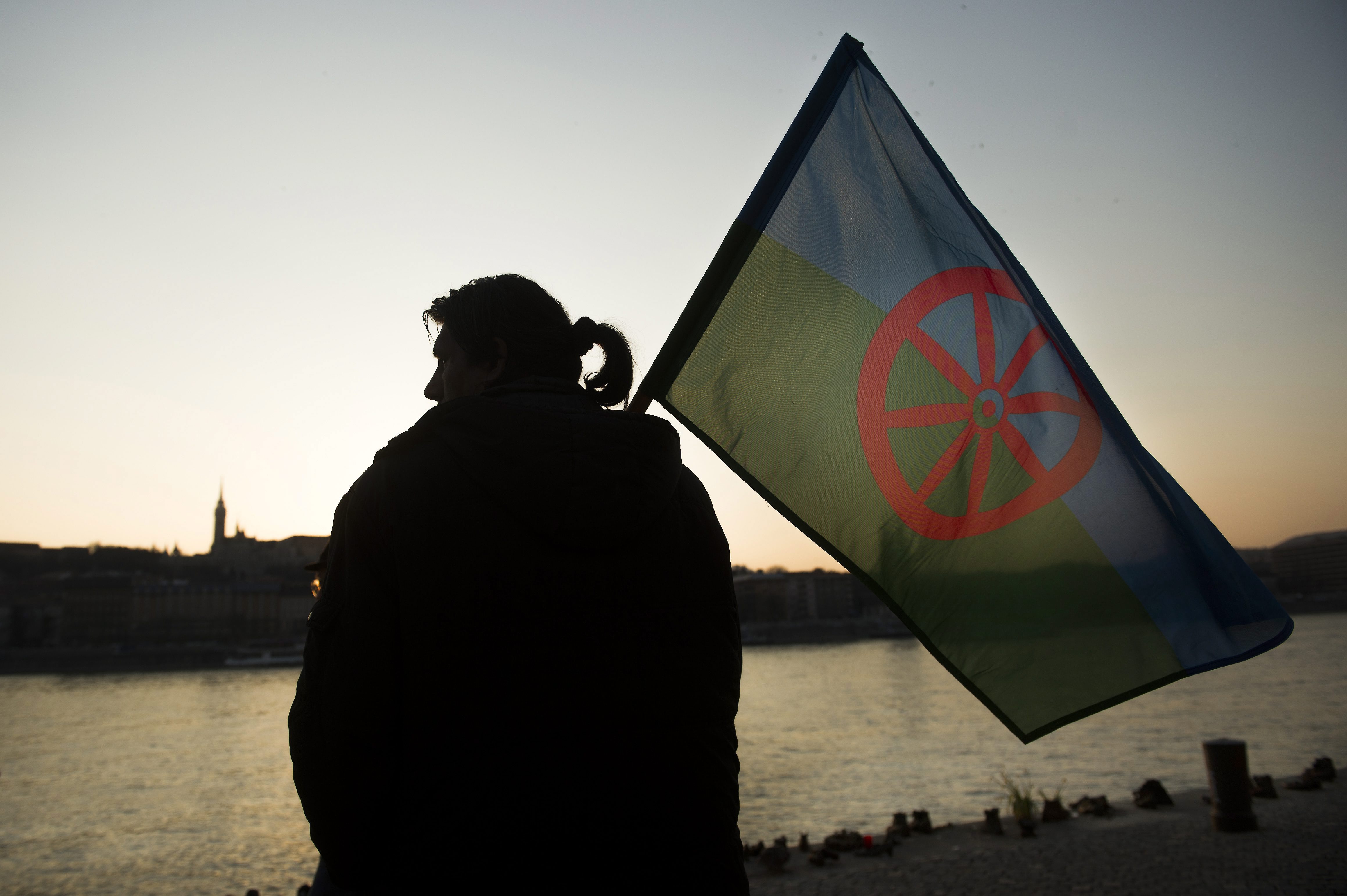 Roma zászló egy Duna-parti megemlékezésen.