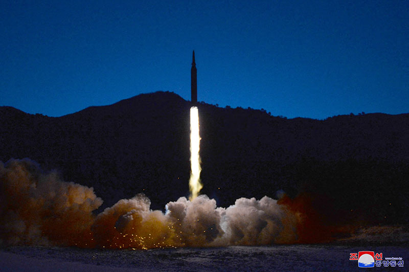 Rakétát tesztelt Észak-Korea, 600 kilométer magasságba lőtték ki