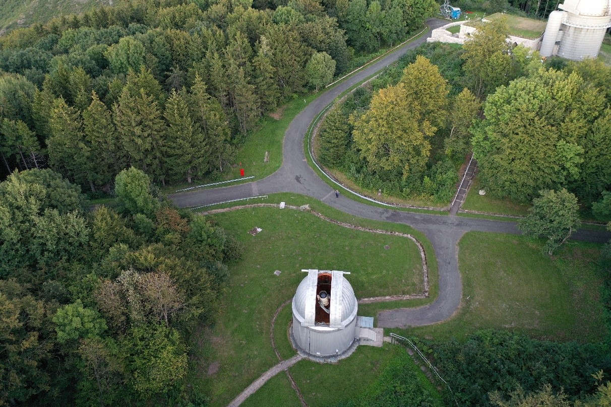 A Schmidt távcső kupolája nyitott kupolarés mellett