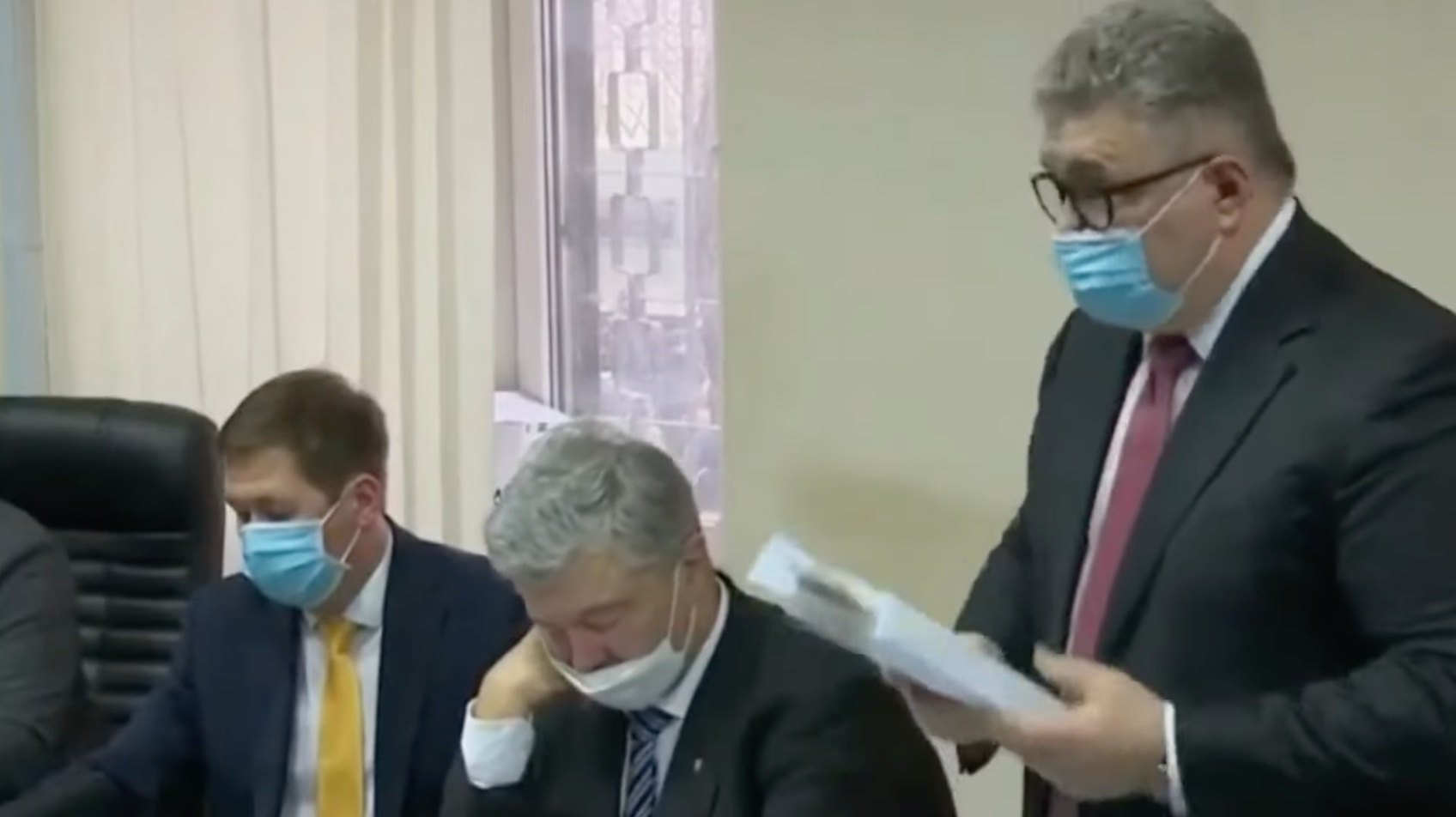 A hazaárulással és a terrorizmus támogatásával vádolt ukrán exelnök elaludt a bírósági tárgyalásán