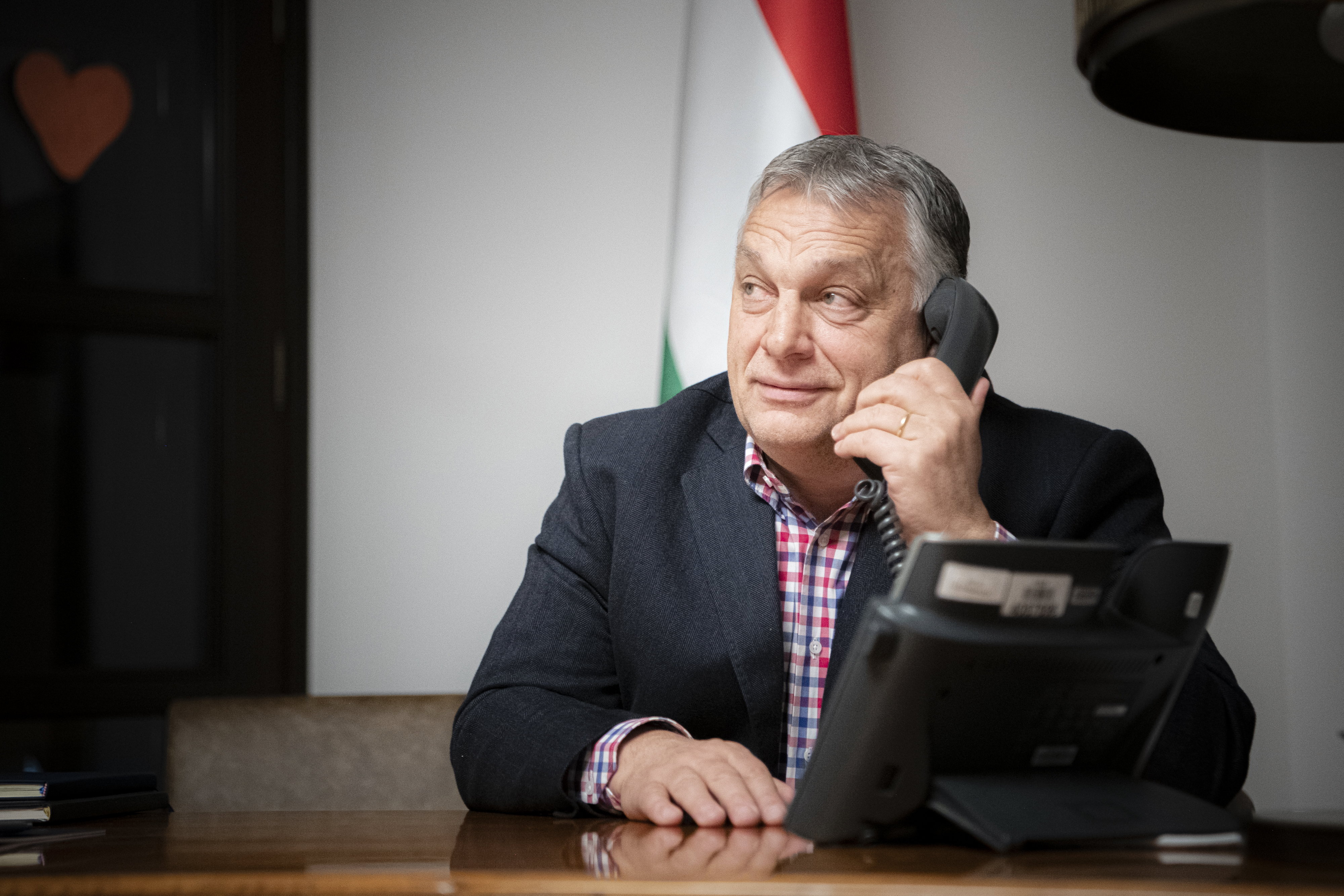 Orbán telefonon gratulált Trumpnak a bukott amerikai elnök arizonai kampányrendezvényéhez