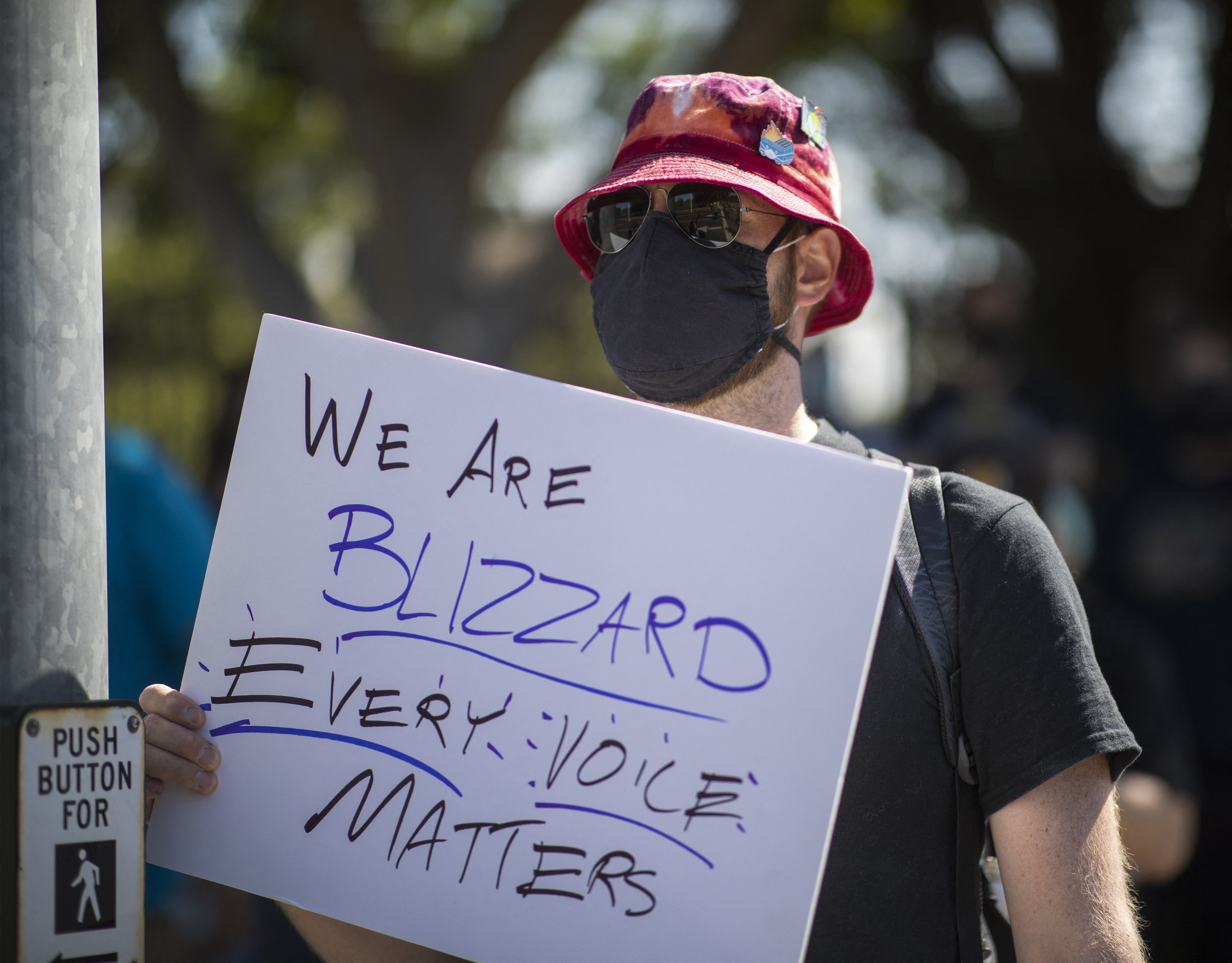 Tüntetés az Activision Blizzard székháza előtt a kaliforniai Irvine-ban.