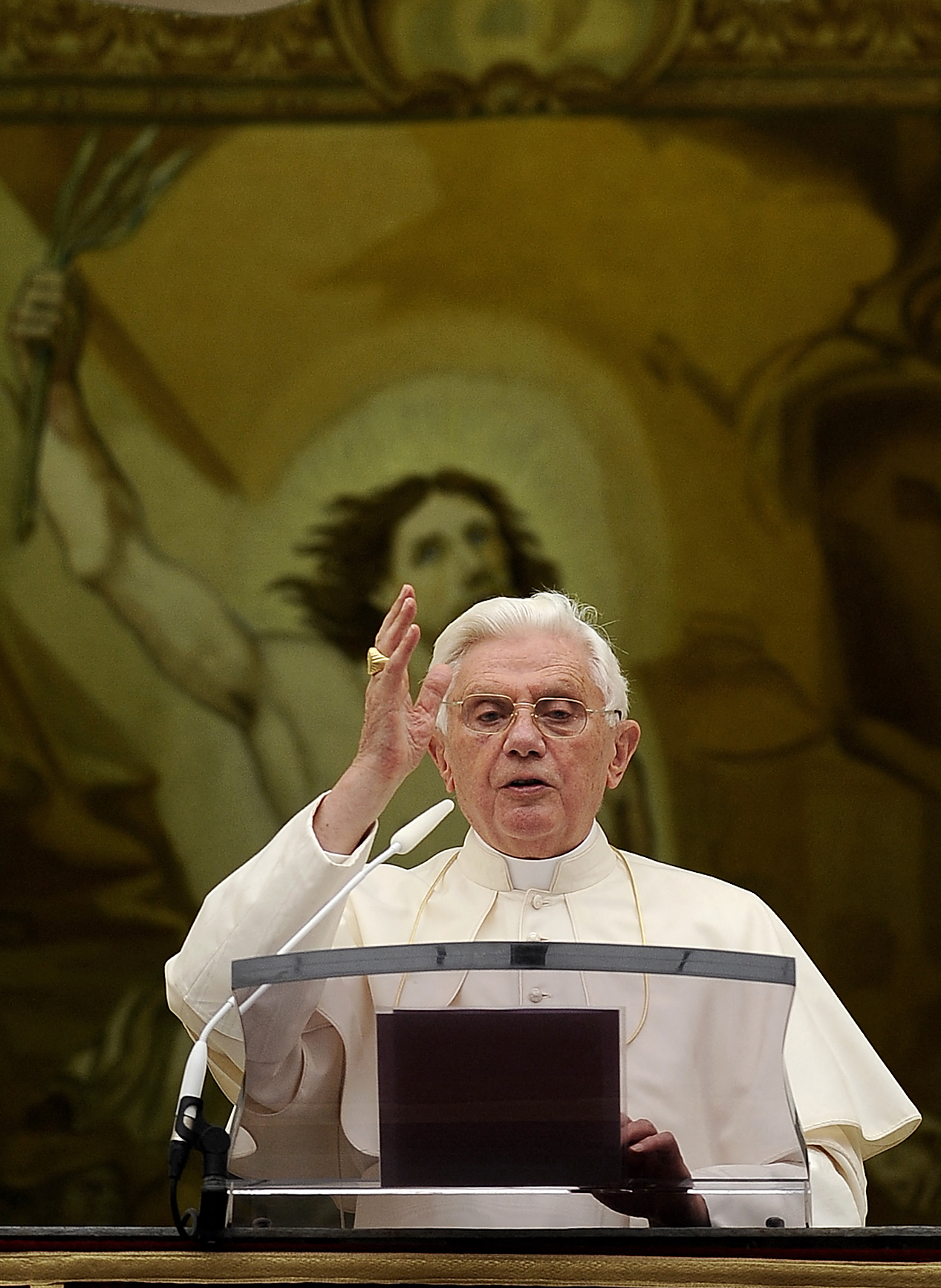 XVI. Benedek pápát mulasztással vádolják, mert gyermekbántalmazó papoknak falazhatott