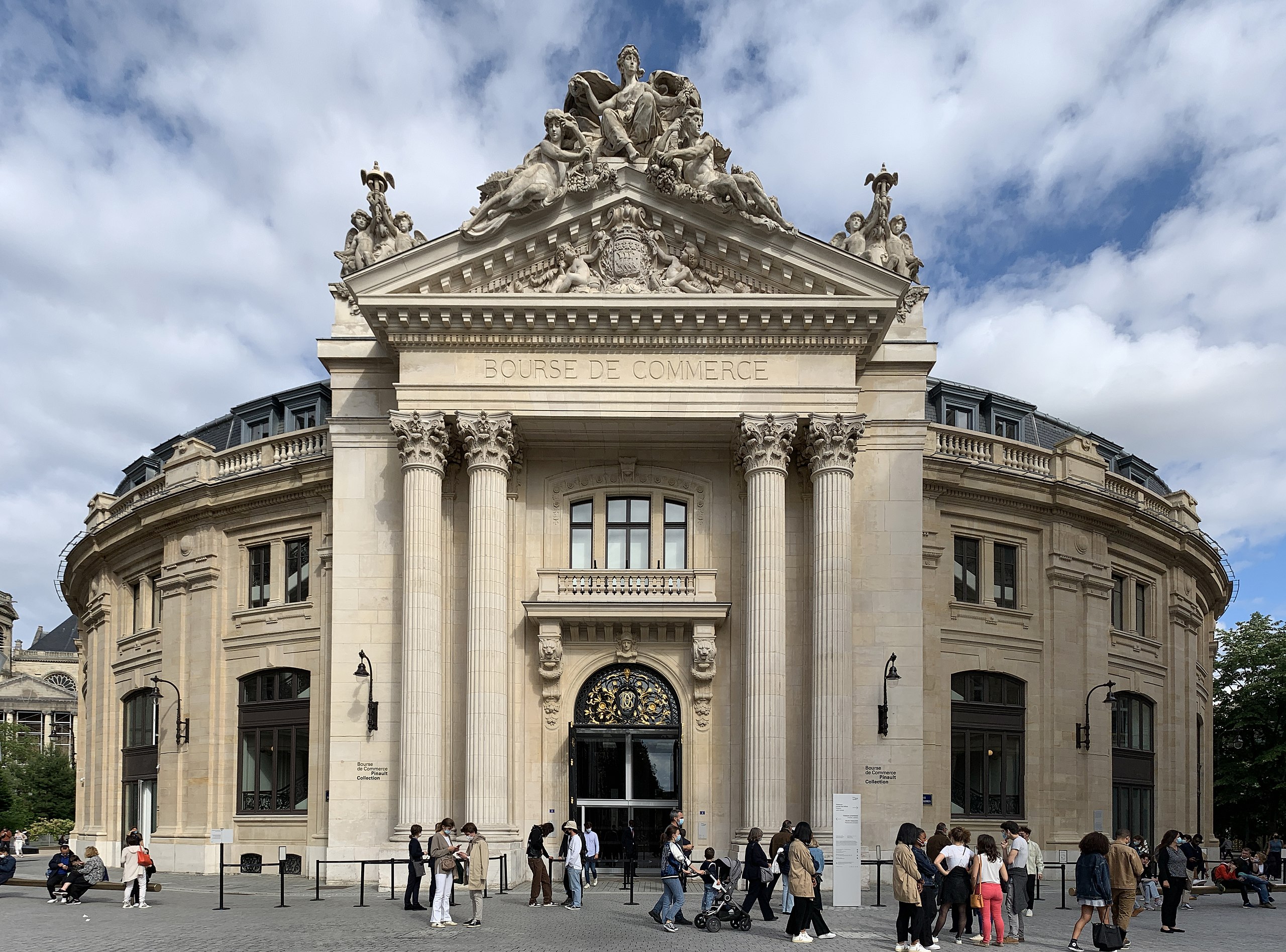 A régi párizsi árutőzsde, Párizs legújabb múzeuma, a Pinault-gyűjtemény kiállítóhelye az átadás után, 2021 júniusában