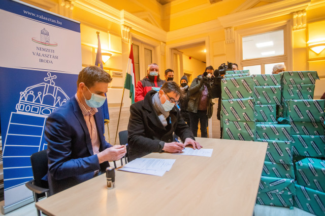 Karácsony Gergely főpolgármester a Fudan Egyetemről és az álláskeresési járadékról szóló ellenzéki népszavazási kezdeményezéshez összegyűlt aláírásgyűjtő ívek leadásán a Nemzeti Választási Iroda Alkotmány utcai székházában 2022. január 21-én.