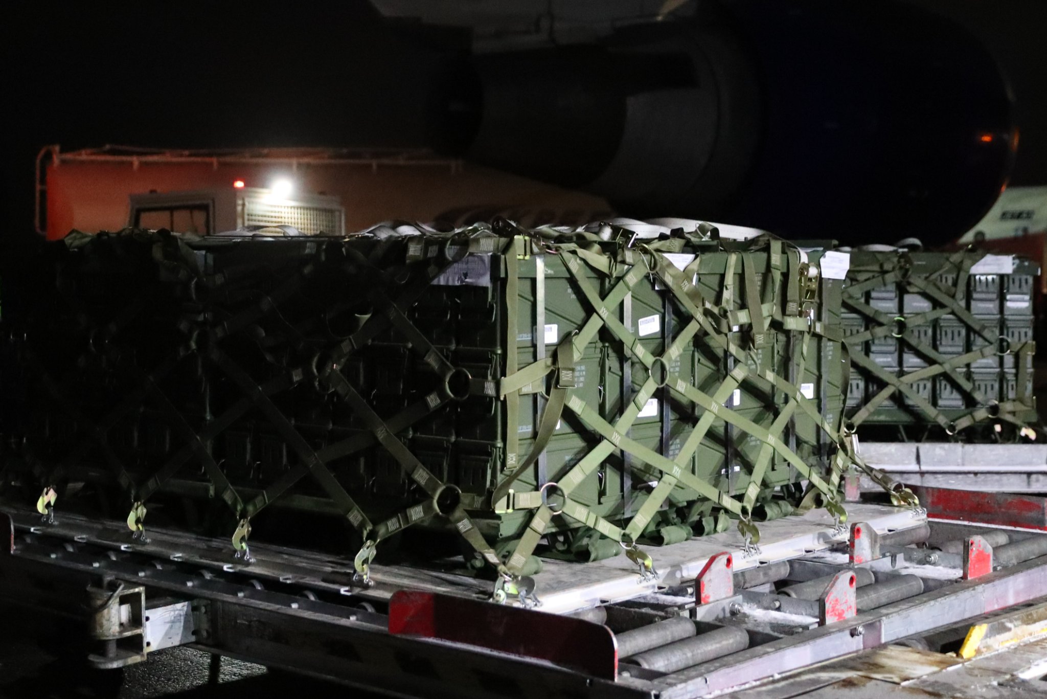 Kilencven tonnányi amerikai hadianyag érkezett Ukrajnába