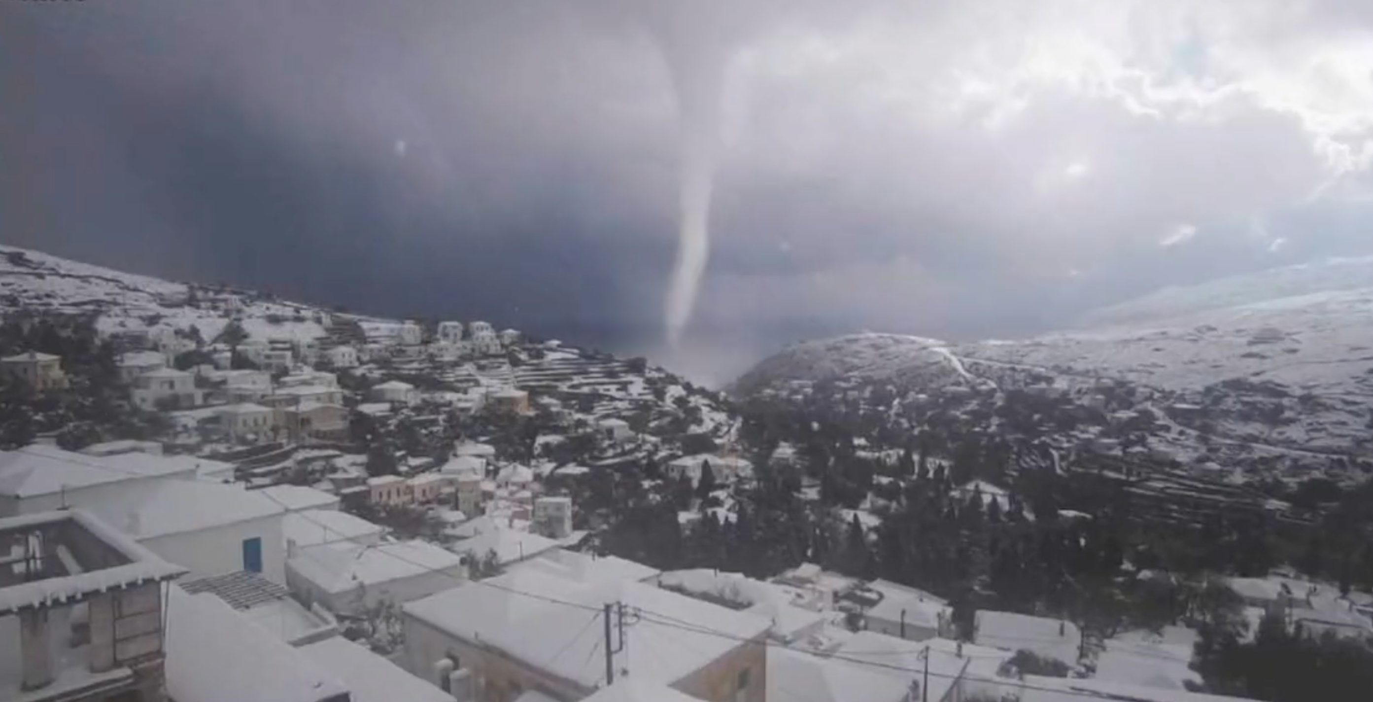 Görögországban nemcsak hóvihar, de egy kis tornádó is volt